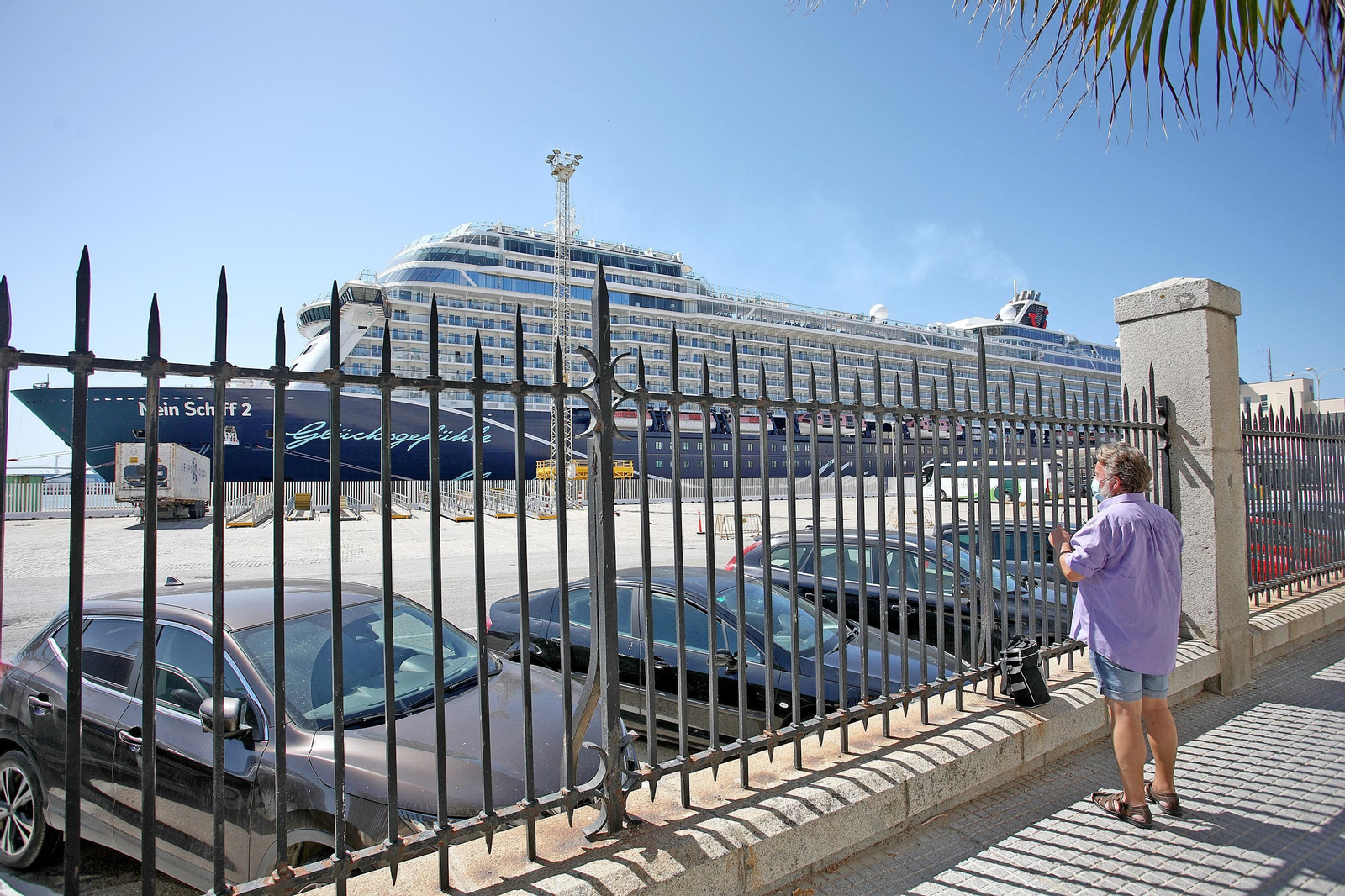 Un buque de la gama de los Mein Schiff, atracado en el puerto de Cádiz.