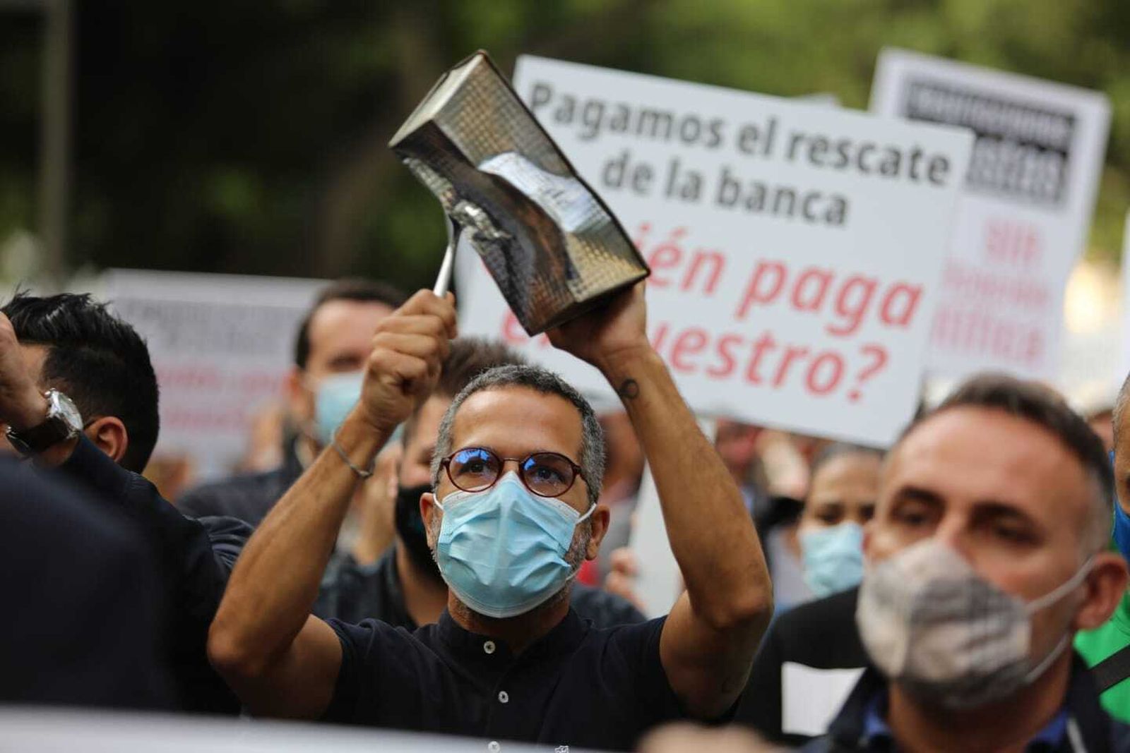 Fotos de la cacerolada de los hosteleros en Málaga, contras las medidas del Covid