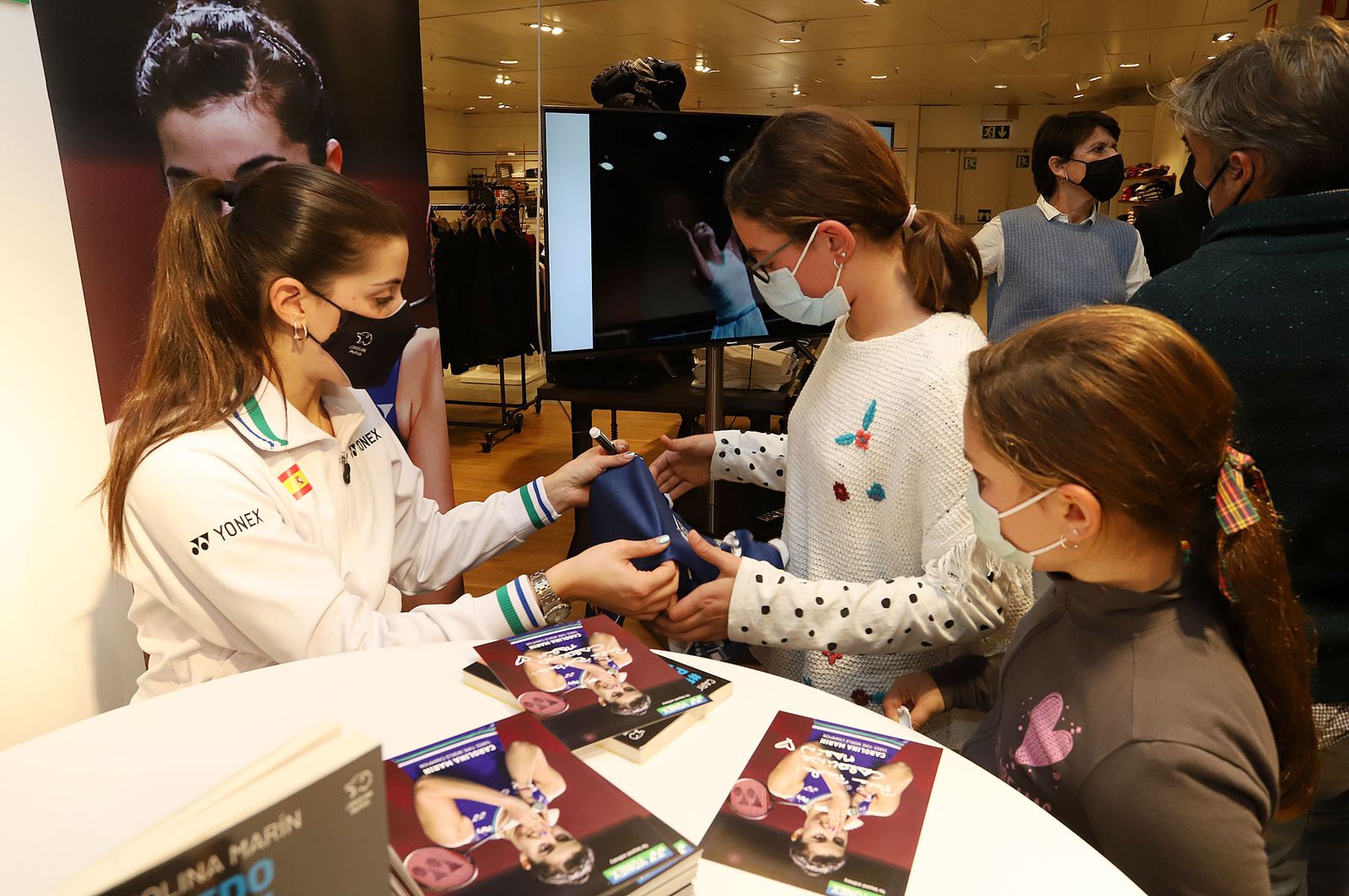 Huelva 2021: Carolina Marín firma autógrafos en el Corte Inglés de Huelva durante el Mundial de Bádminton