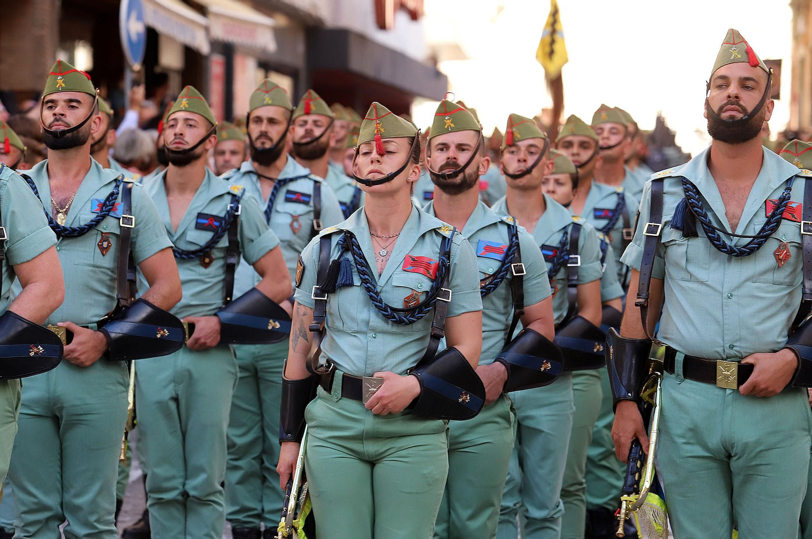 La Legión acompaña al Cristo de la Vera+Cruz en su procesión por Huelva, en imágenes