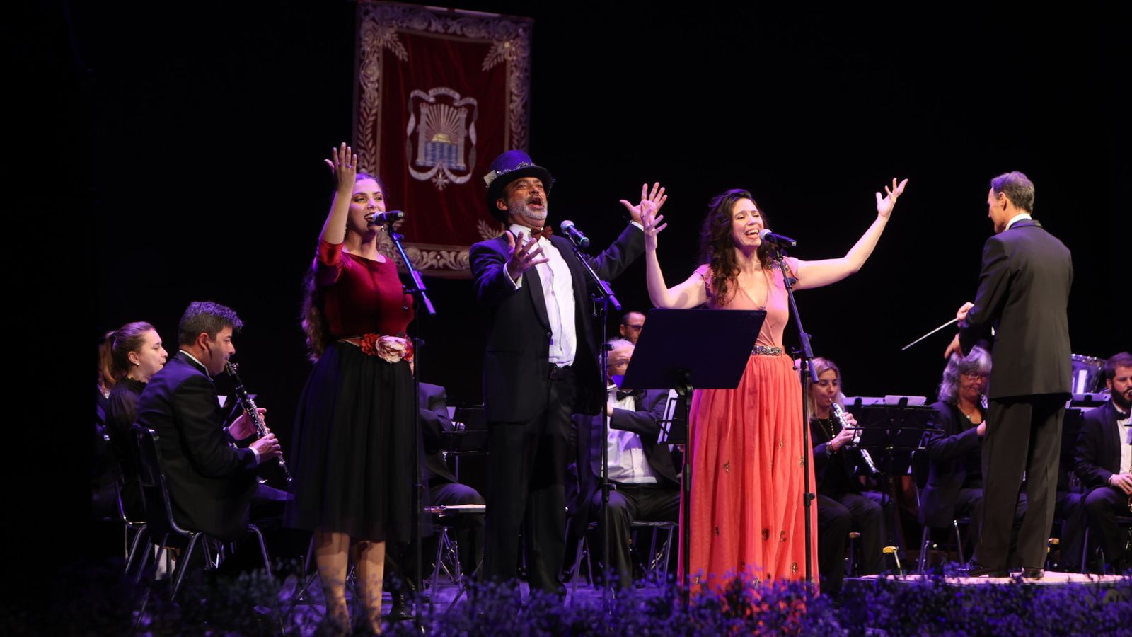 Carmen Espinosa, El Marchena y Mónica Muñoz abrieron el acto.
