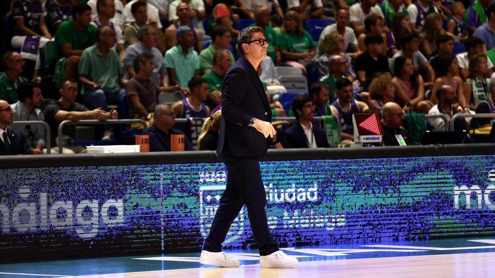 La fiesta previa del Unicaja: Subida de bandera, homenaje a Toñi García, nuevo videomarcador...