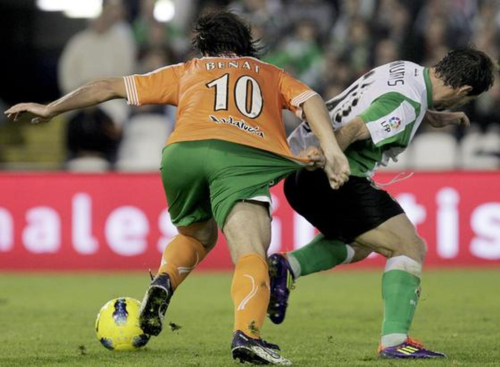 El Betis acumula su sexta derrota seguida tras caer con el Racing en Santander (1-0). / EFE