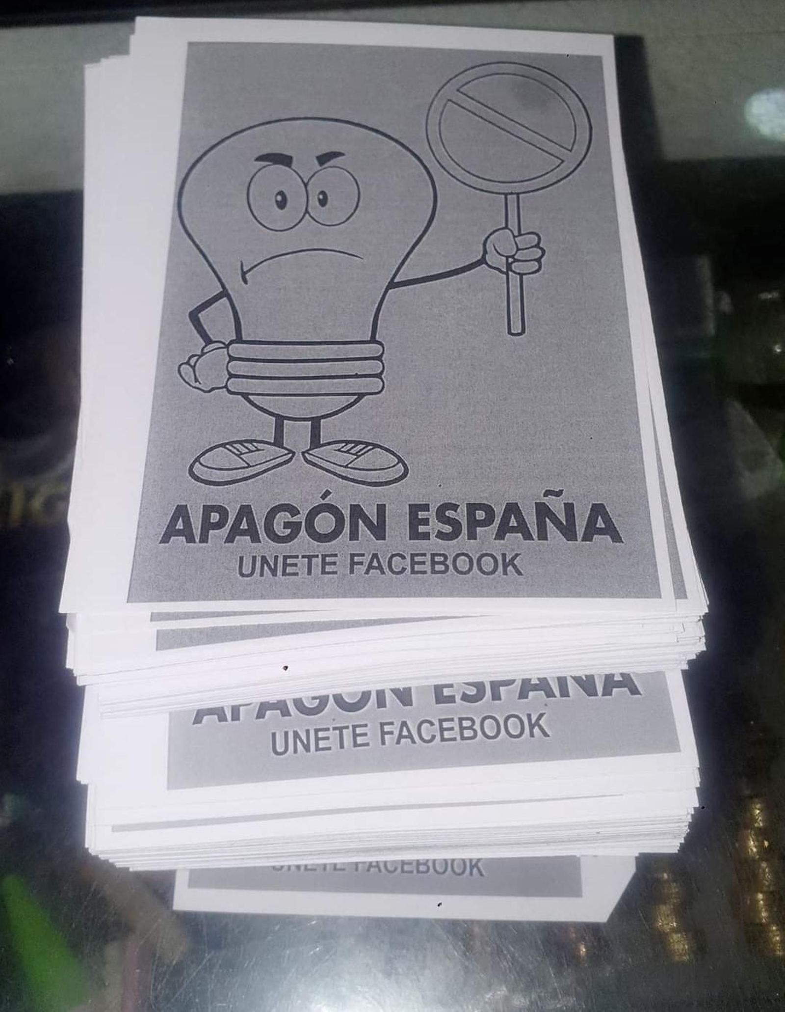 Folletos que los integrantes de la comunidad están repartiendo en Carmona.