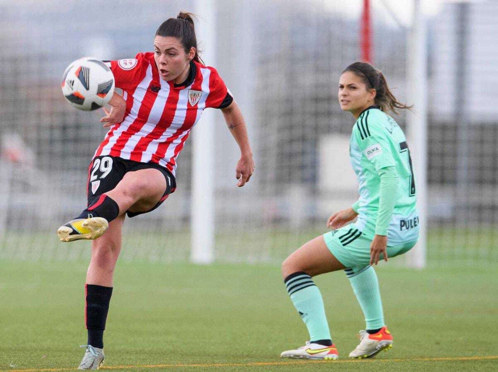 Una acción del partido jugado por el Granada en Bilbao