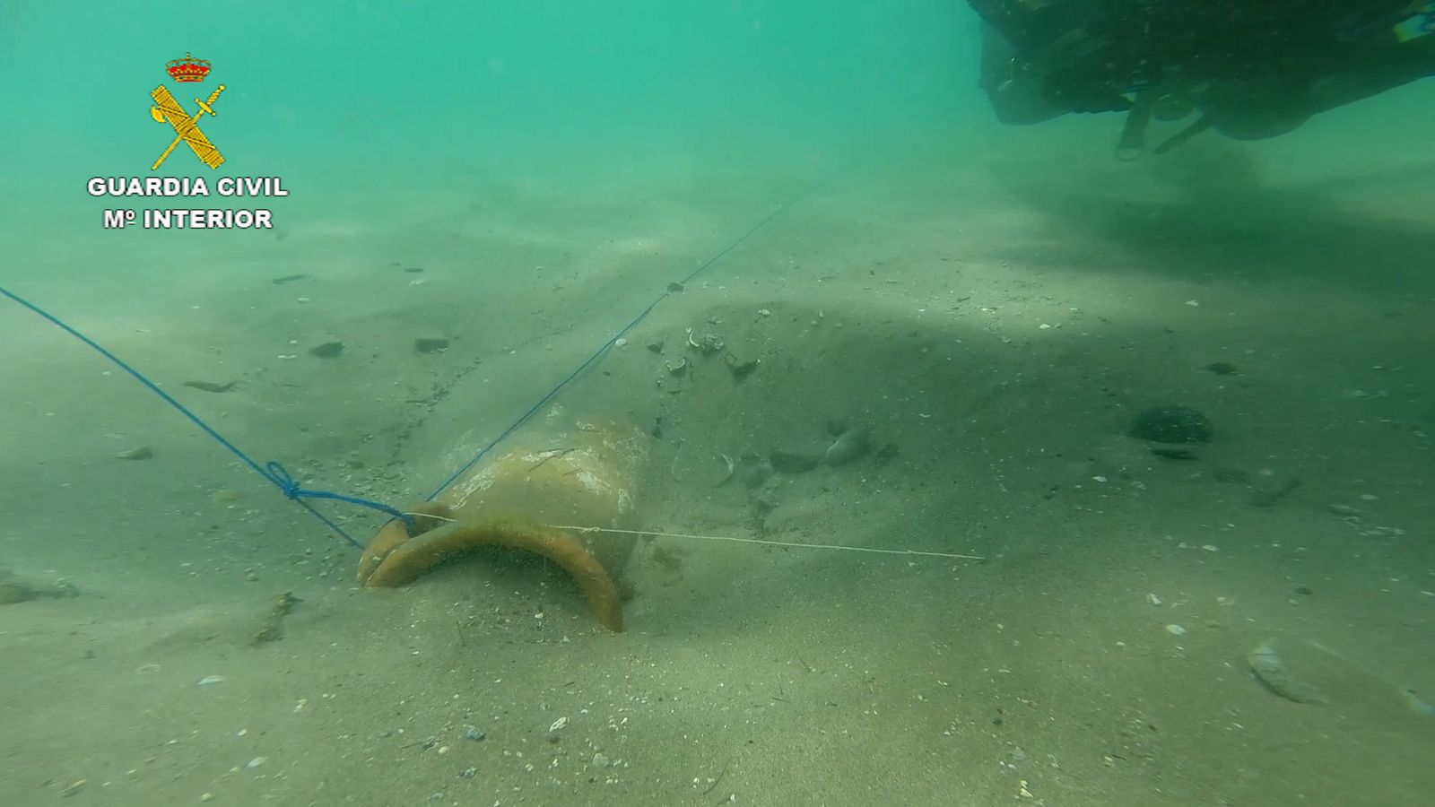 Las fotos de las ánforas recuperadas por la Guardia Civil en Puente Mayorga