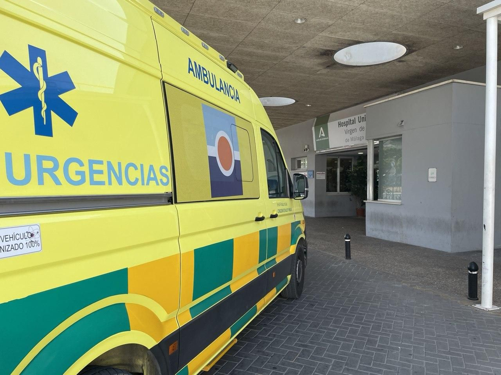 Una ambulancia ante las Urgencias del Clínico.