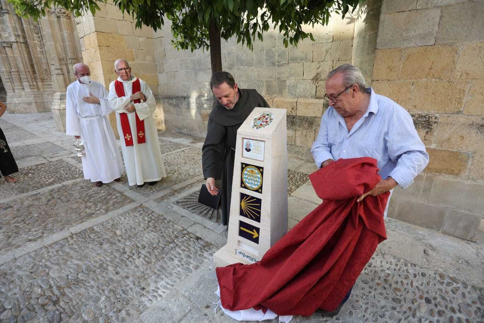 Un momento de la inauguración del hito.