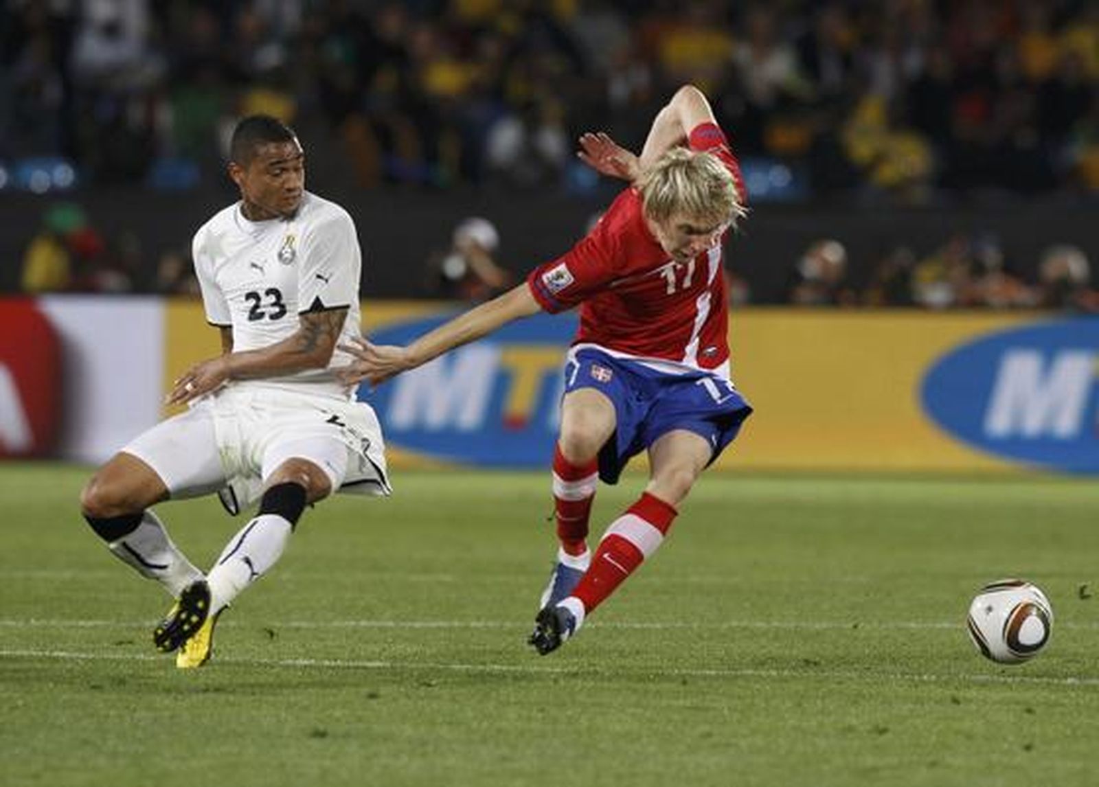 El serbio Klasic trata de controlar un balón. / Reuters