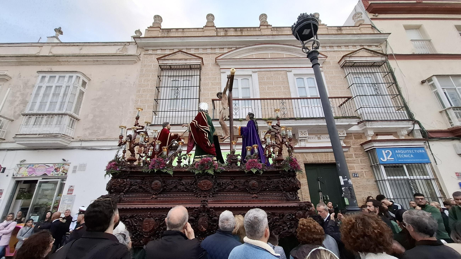 Hermandad de la Vera-Cruz por Plaza de Jesús