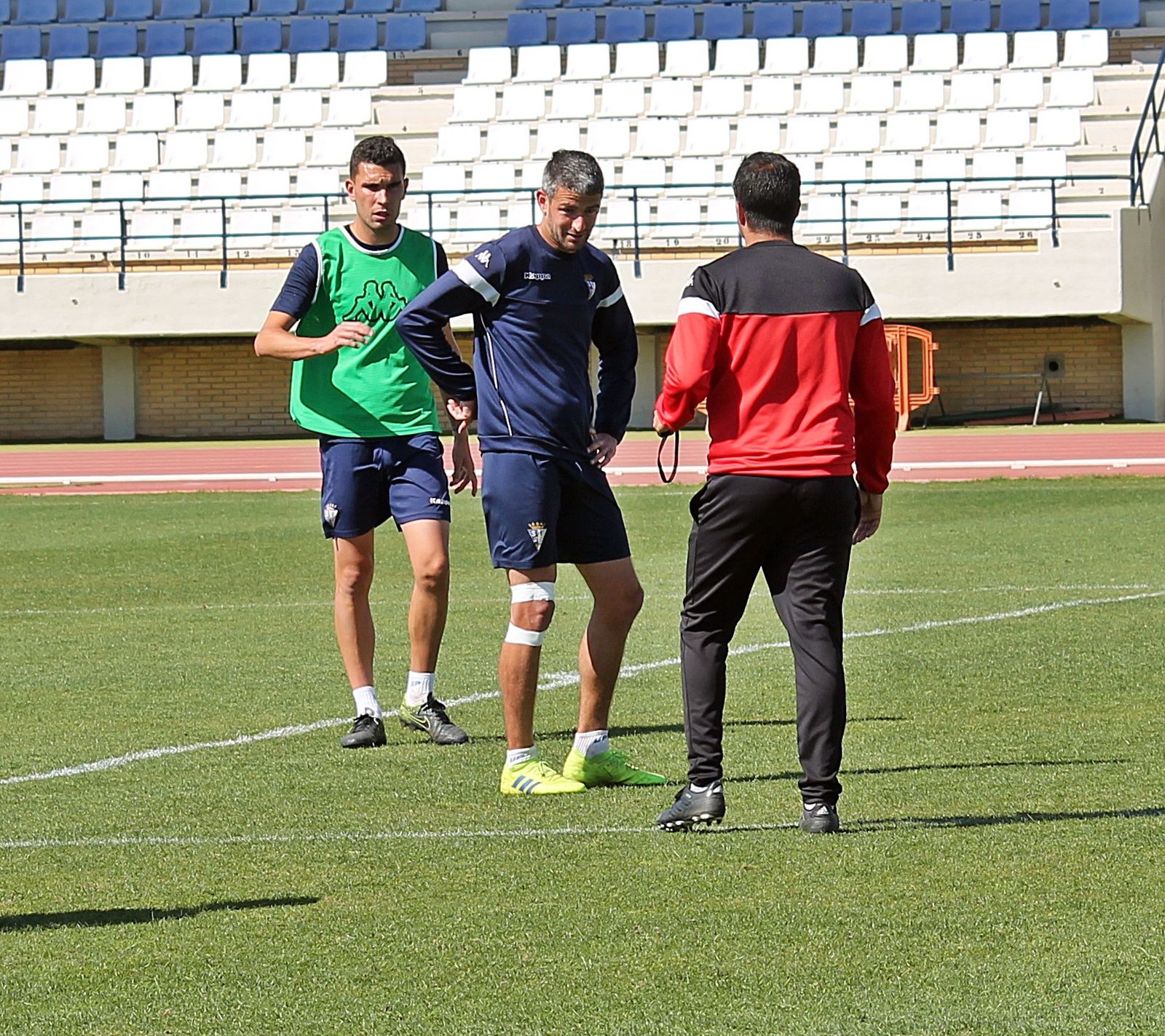 José Pérez Herrera conversa en un entrenamiento con Pau Franch y Colo.