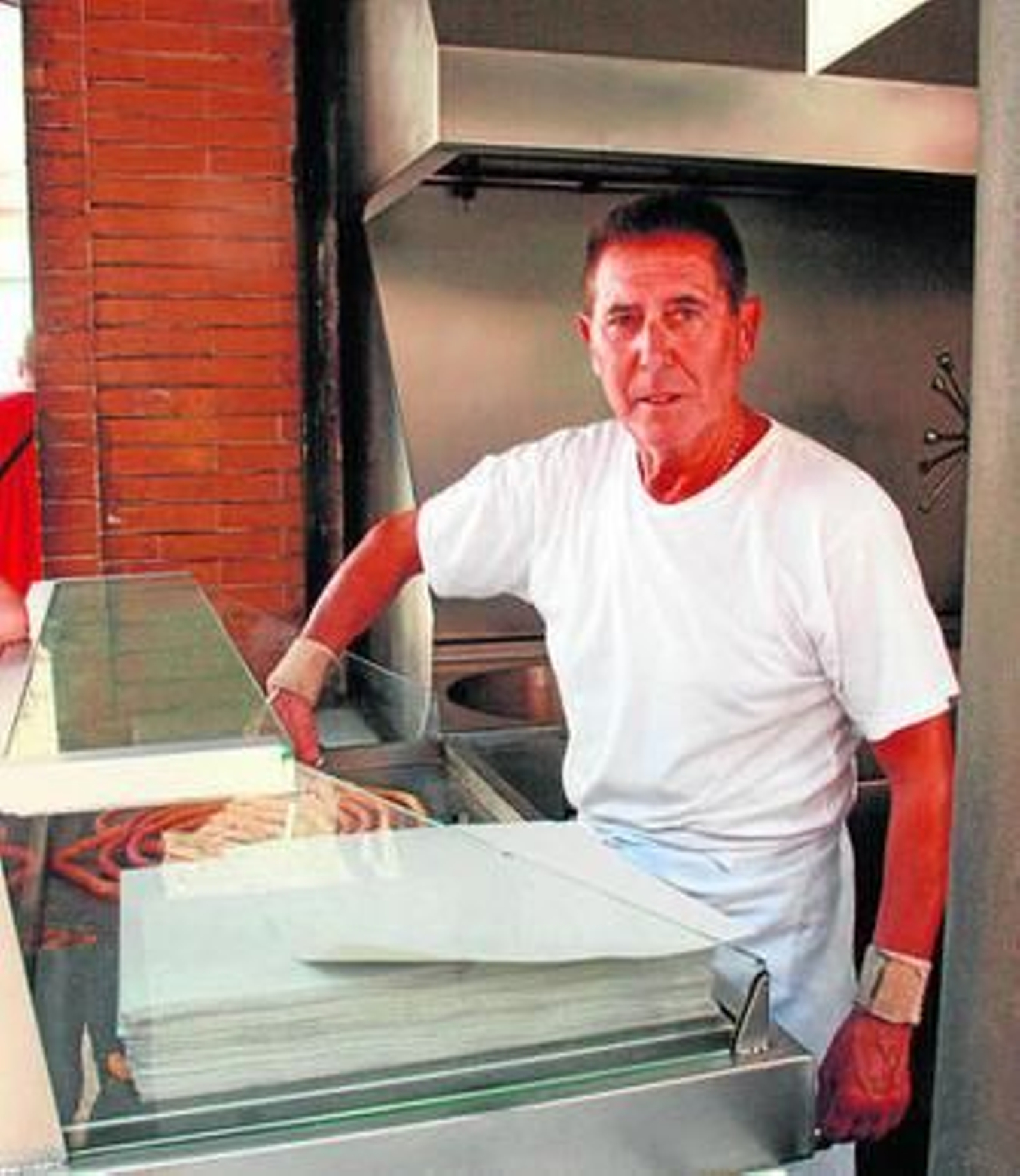 "Esto cansa mucho, pero más calor pasa el que asa los pollos"