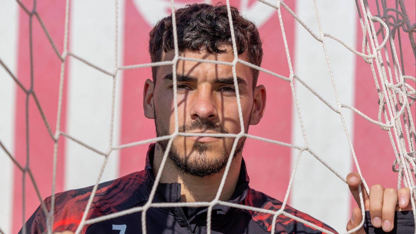 Isaac Romero, entre las redes de una de las porterías de la ciudad deportiva.