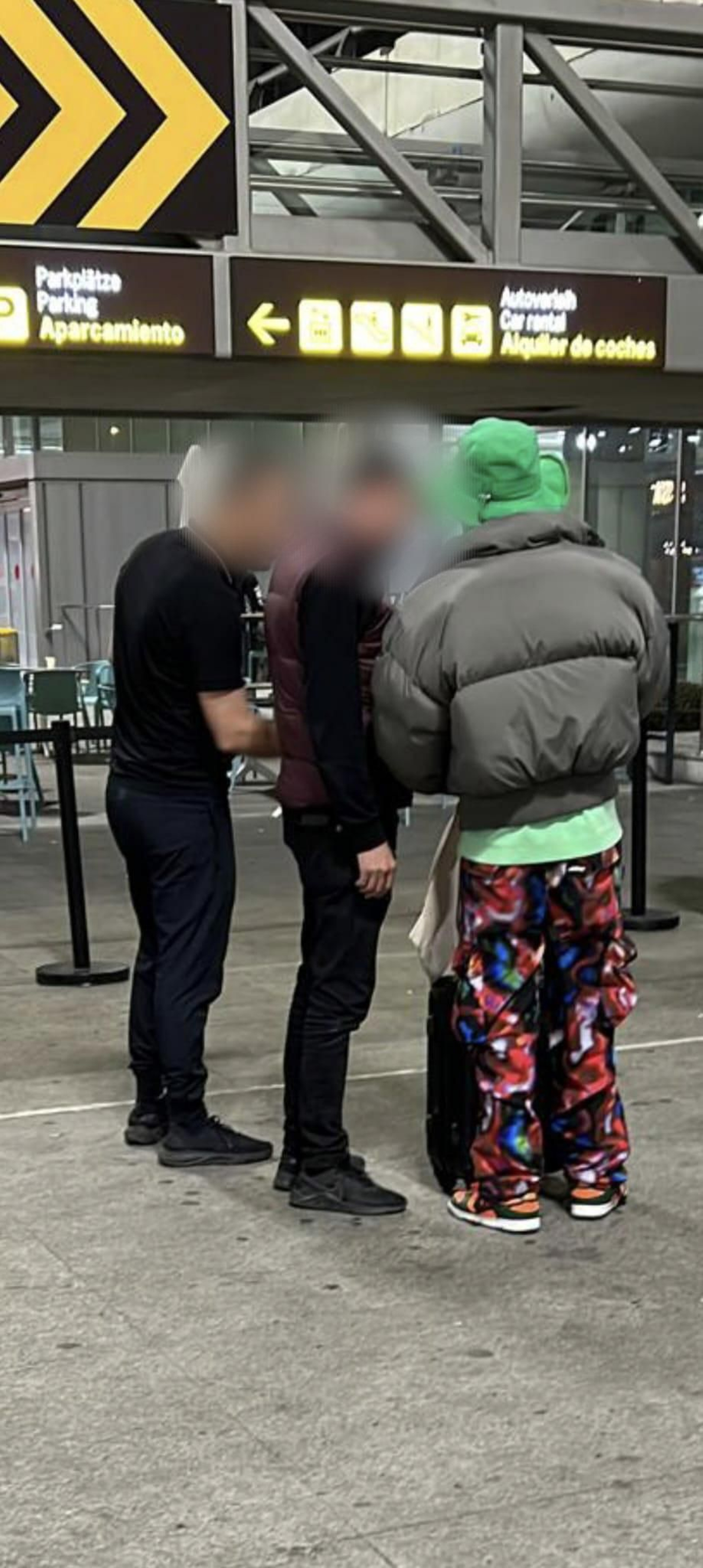 Varios 'taxistas piratas' en una imagen cedida.