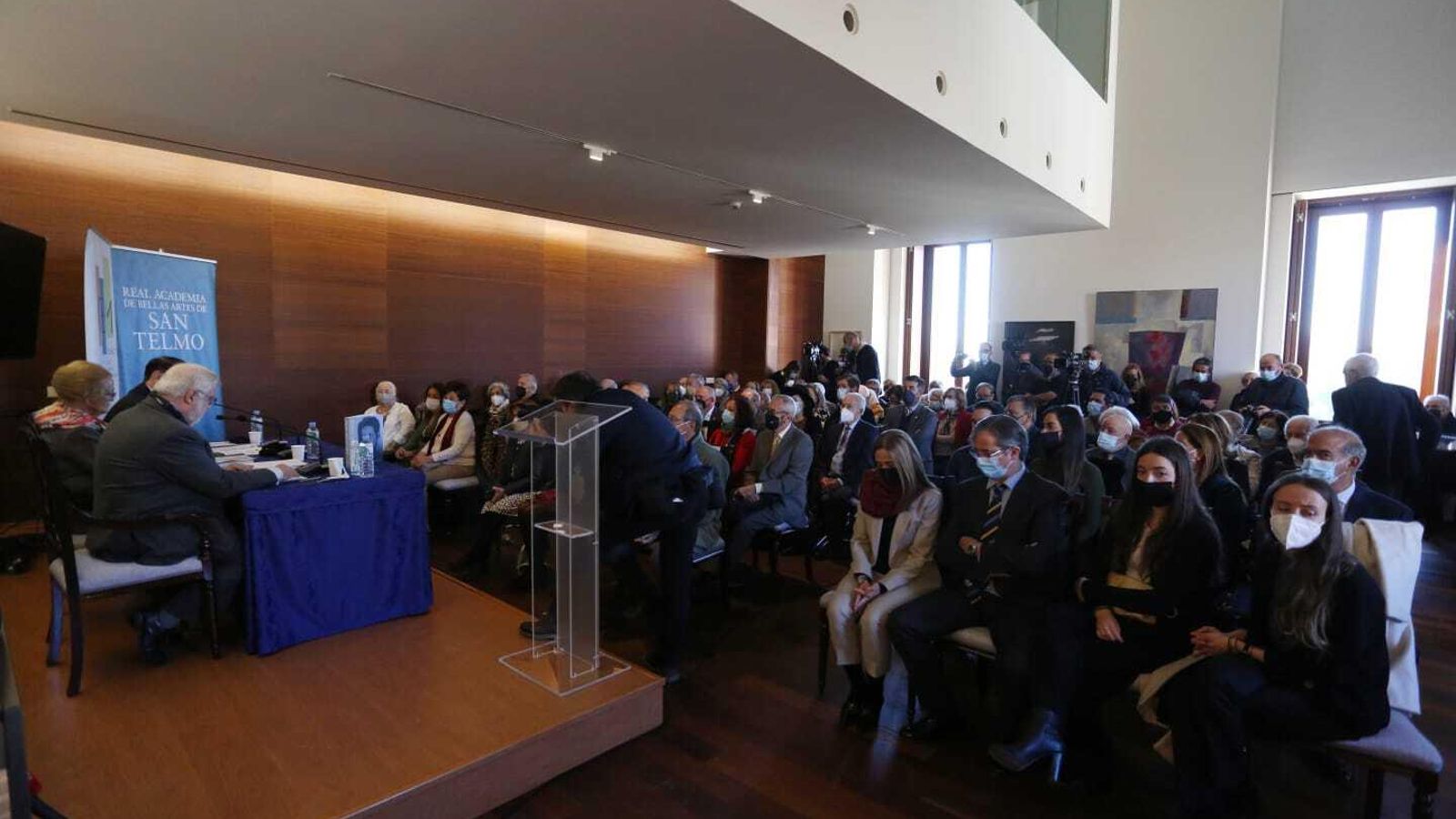 Acto de presentación en el salón de la Academia de Bellas Artes de San Telmo. Acto de presentación en el salón de la Academia de Bellas Artes de San Telmo.