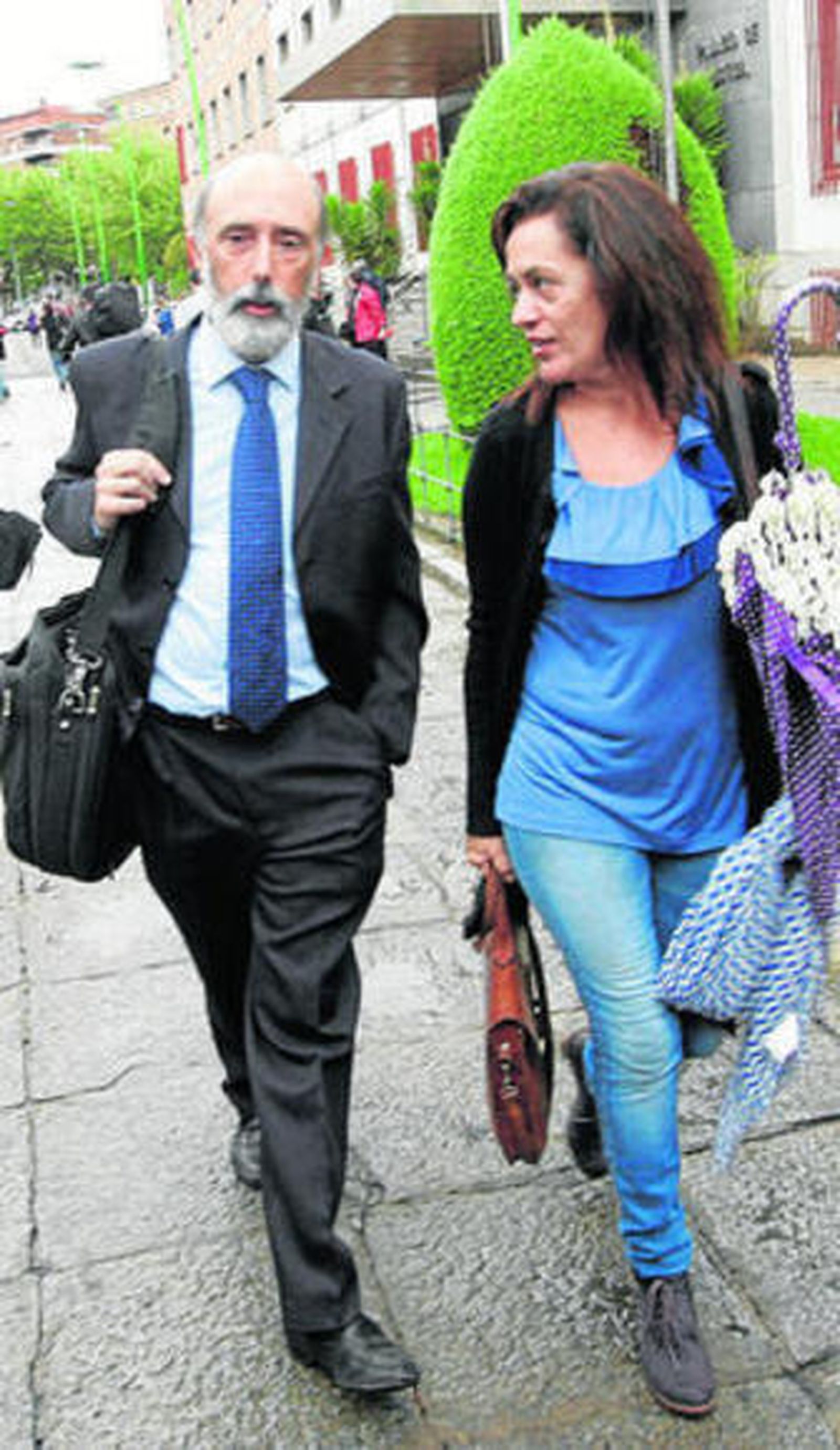 El perito Etxeberria y la letrada Carrero, ayer.