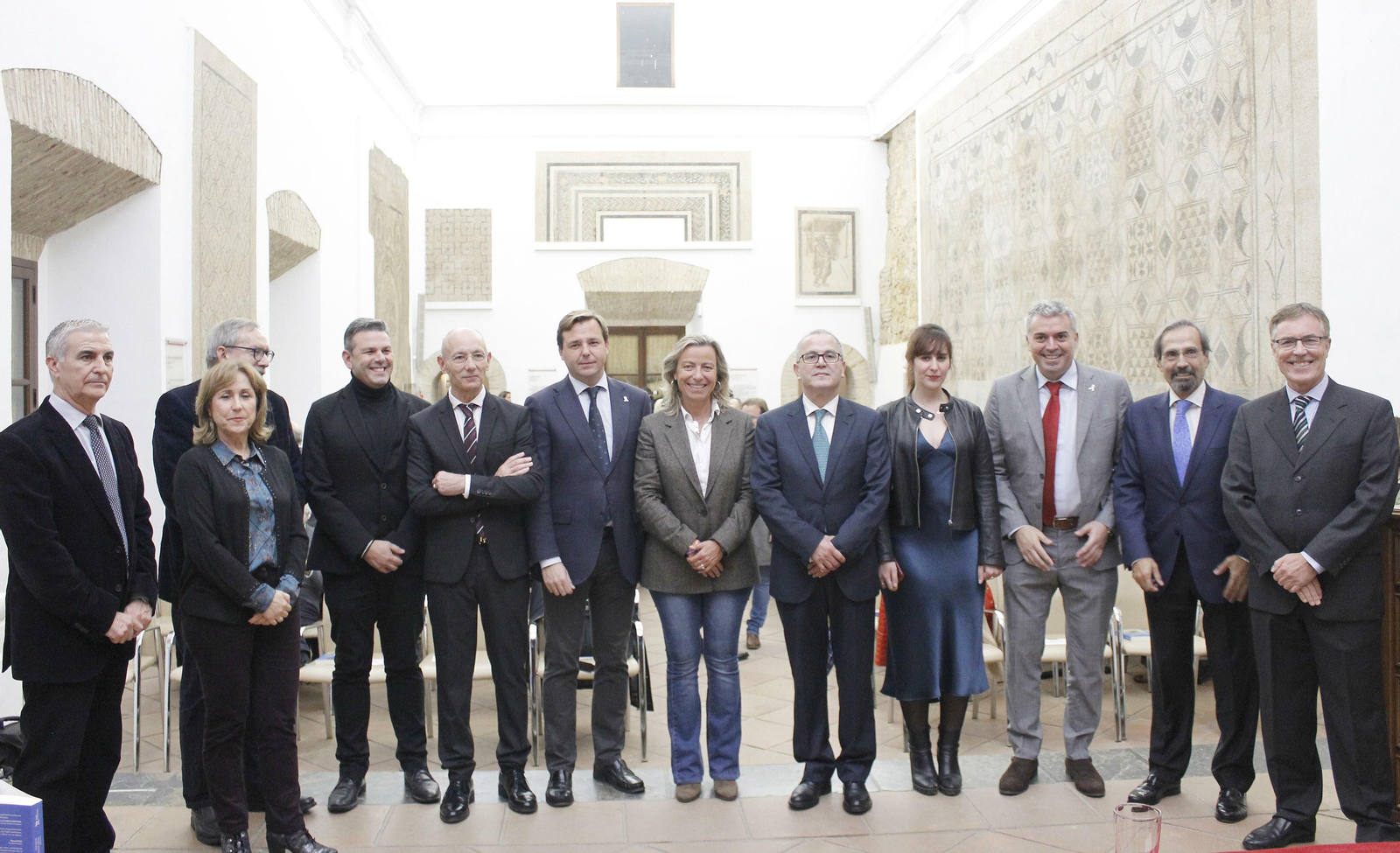 Autoridades y escritores en la jornada de bienvenida.