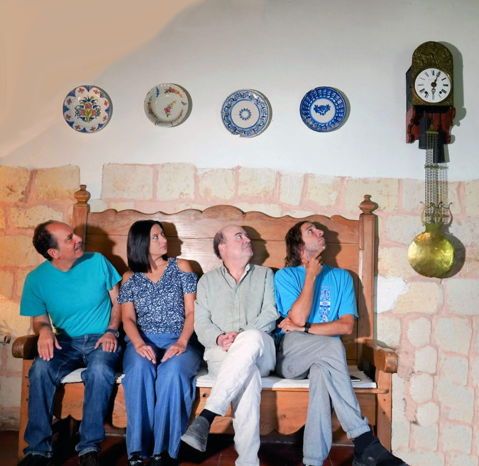 Los miembros de Aquel Trovar absortos con el paso del tiempo