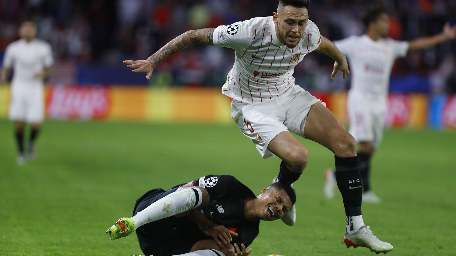 Ocampos busca un balón ante Reinildo.