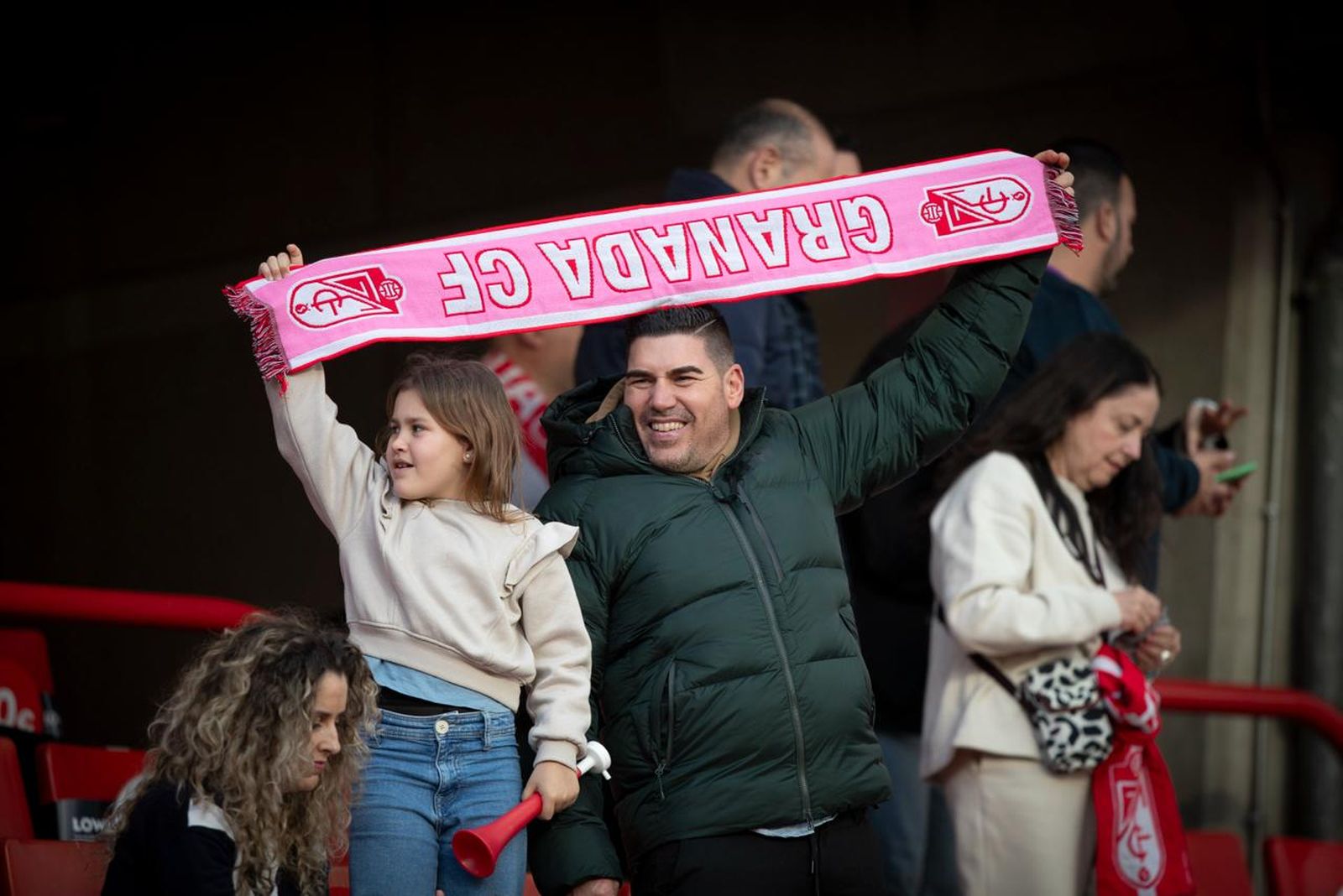 Encuéntrate en la grada del Estadio Nuevo Los Cármenes durante el Granada CF-Málaga CF