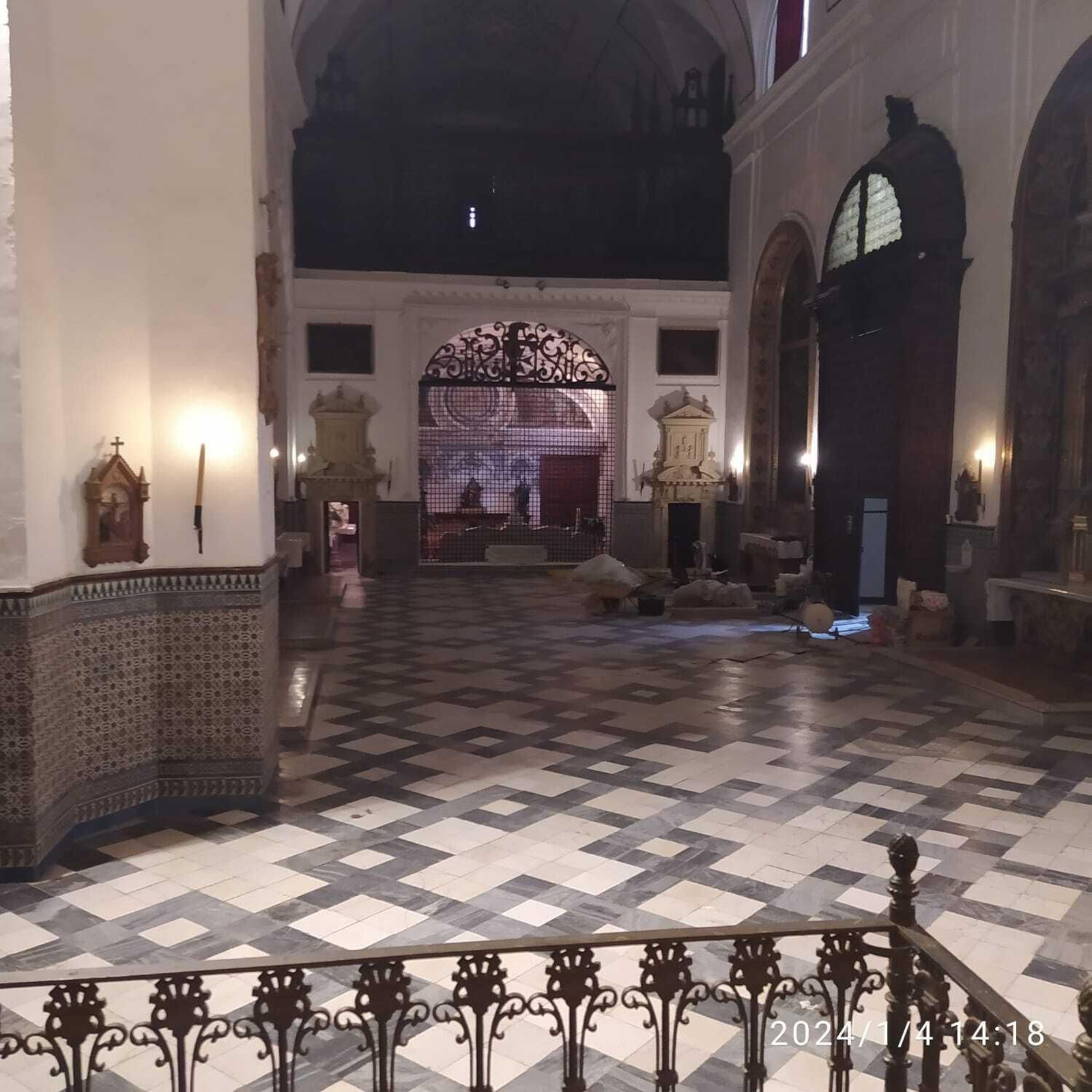 La iglesia de Santa Isabel ya desalojada para la reparación de la solería.