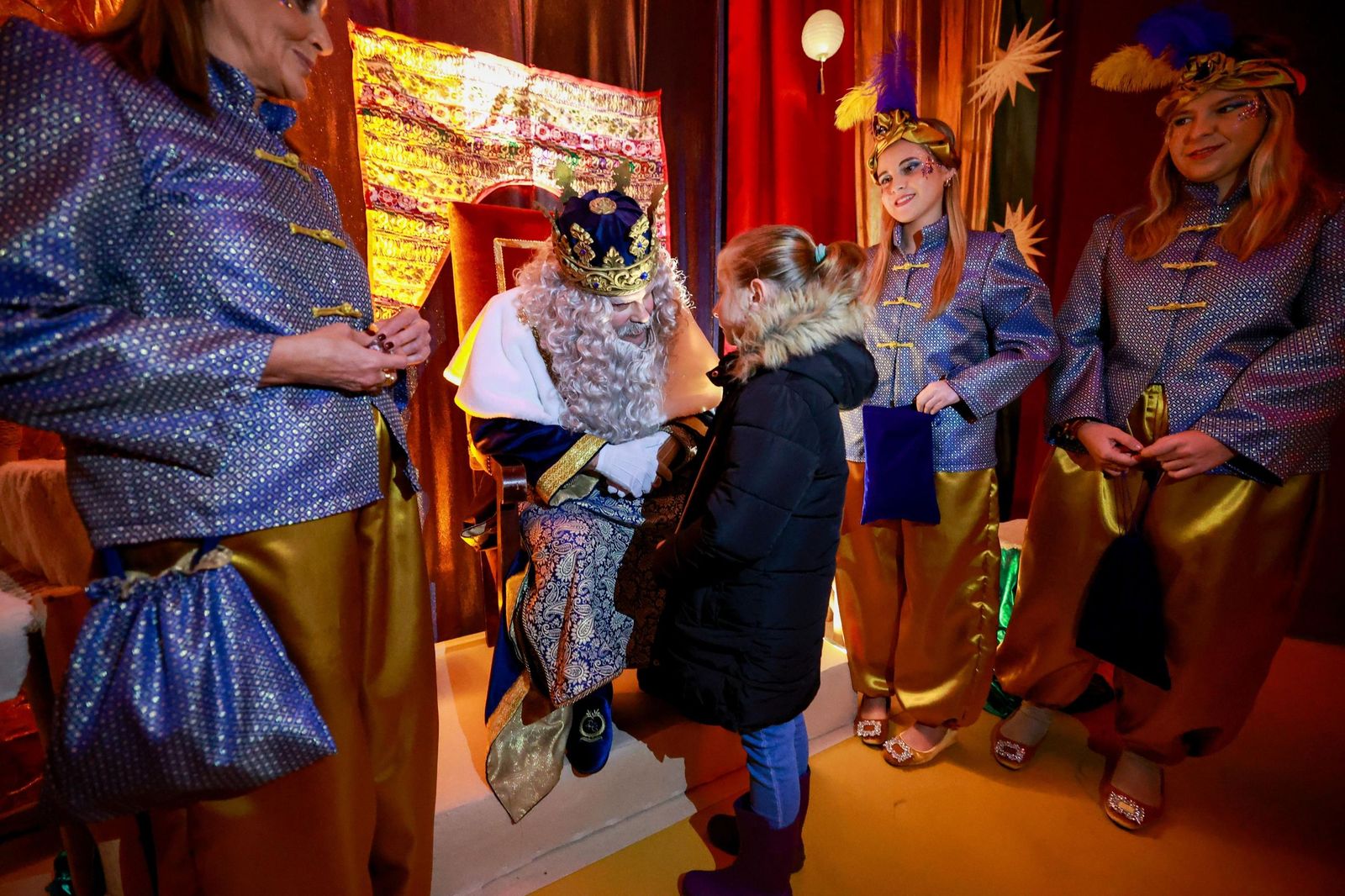 Melchor charla con una niña en el Palacio de Congresos de Cádiz este domingo