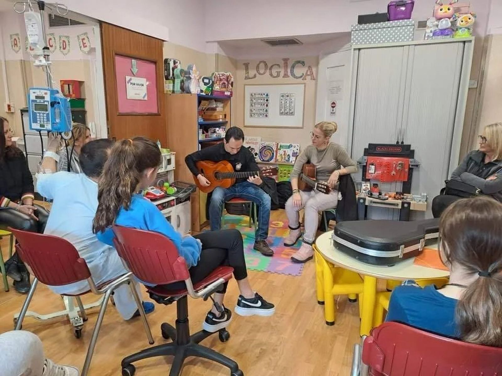 Davinia Ballesteros e Isaac Moreno, durante su visita al Hospital.