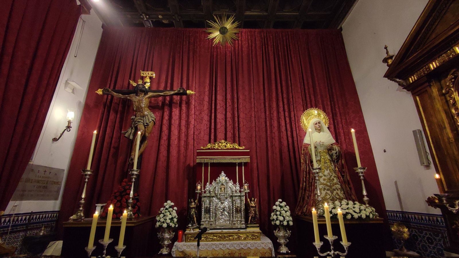 Altar provisional para las imágenes del Museo