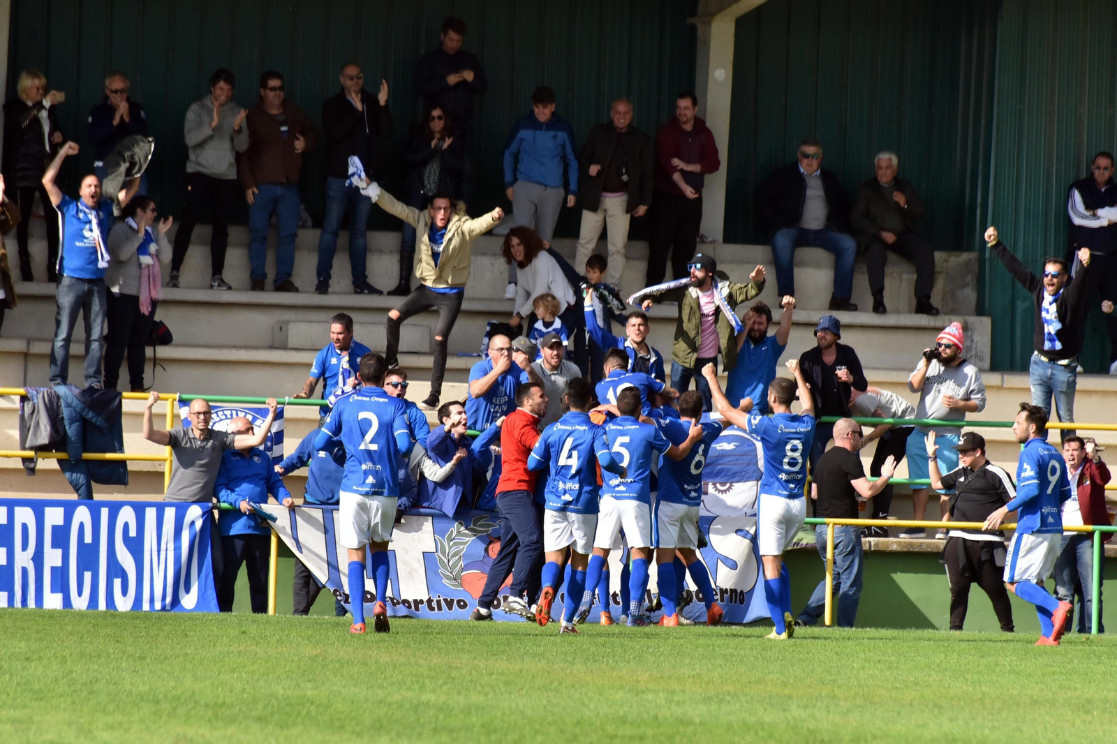 Los futbolistas del Xerez DFC, celebrando el 0-1 con los aficionados en el San Rafael.