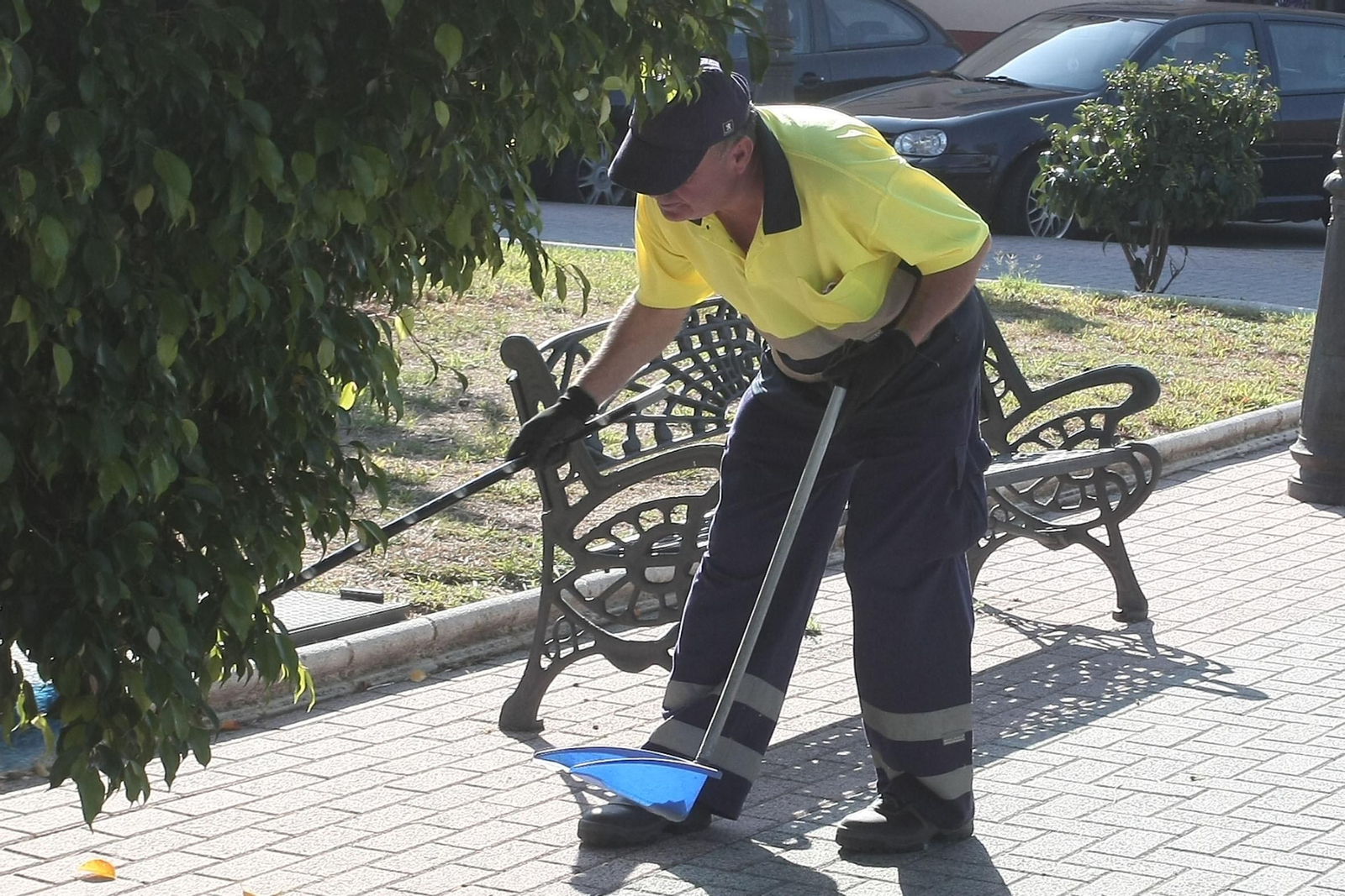 Un trabajador barre en una calle de Los Barrios, en foto de archivo.