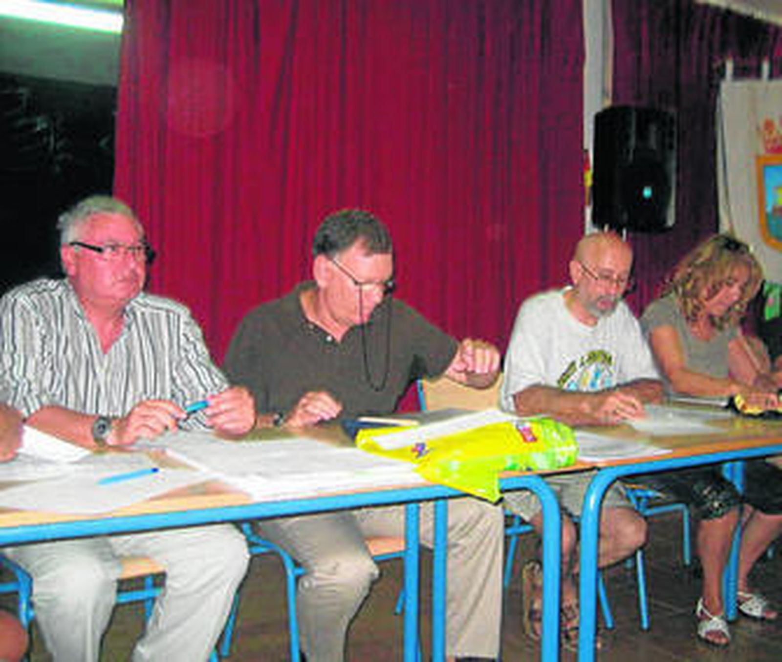 Imagen retrospectiva de una asamblea de socios de Playa Laguna.