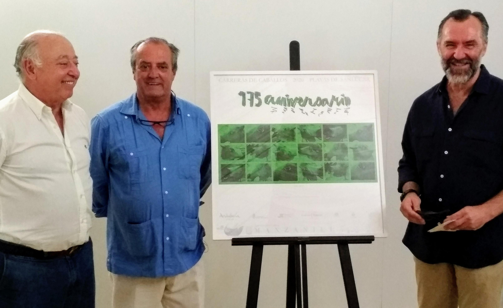 Miguel Sánchez Delage, Rafael Hidalgo y Paco Pérez Valencia, junto al cartel anunciador del 175 aniversario de las carreras de caballos de Sanlúcar.