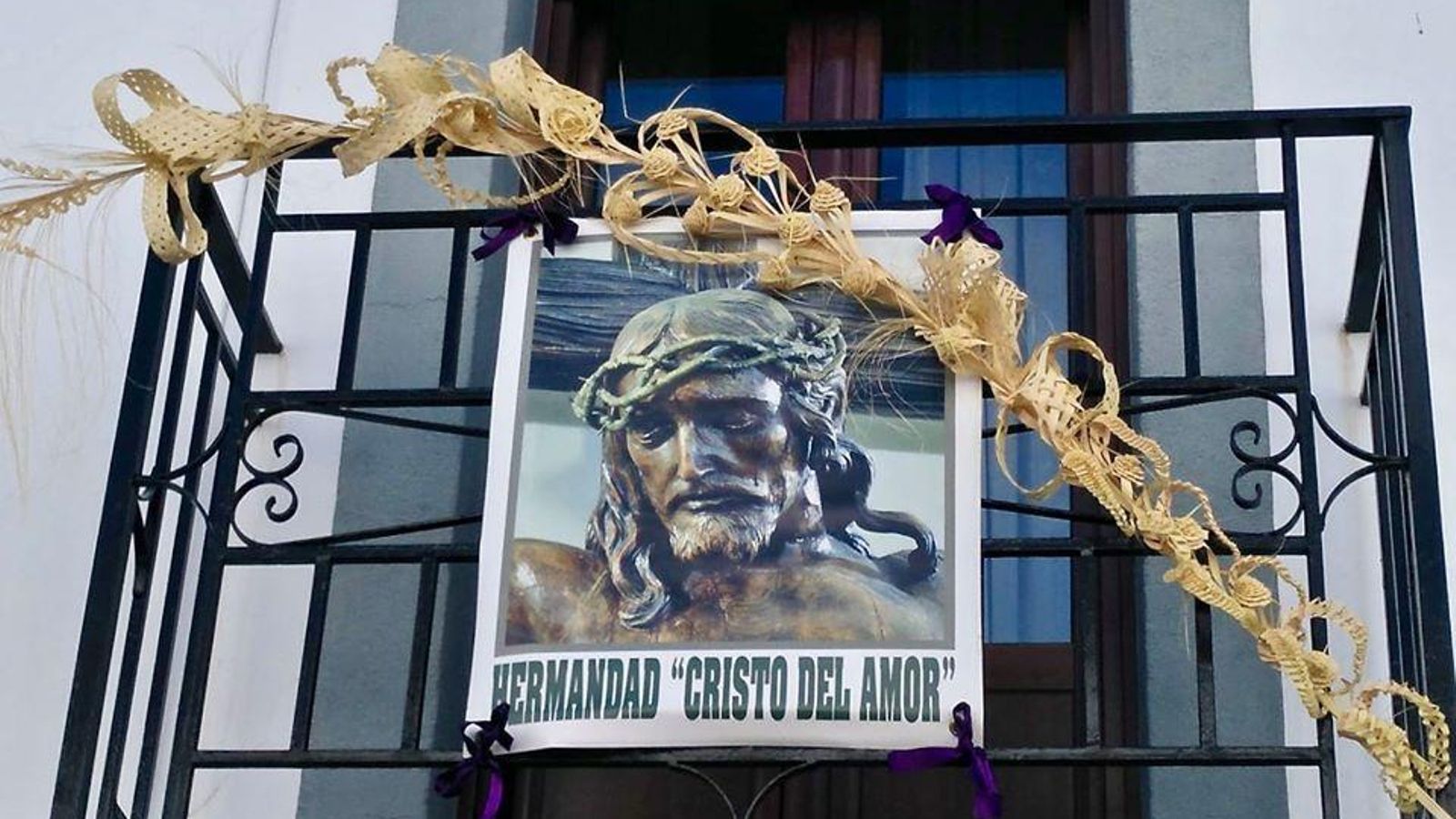 Uno de los balcones de Cardeña el Domingo de Ramos