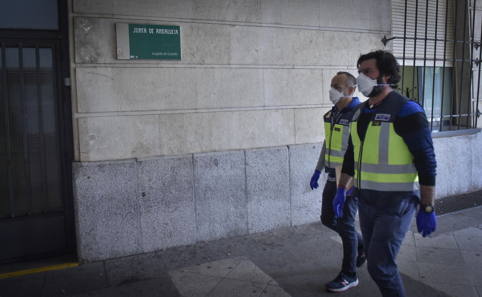 Dos personas con mascarillas FFP2, en el Juzgado de Guardia