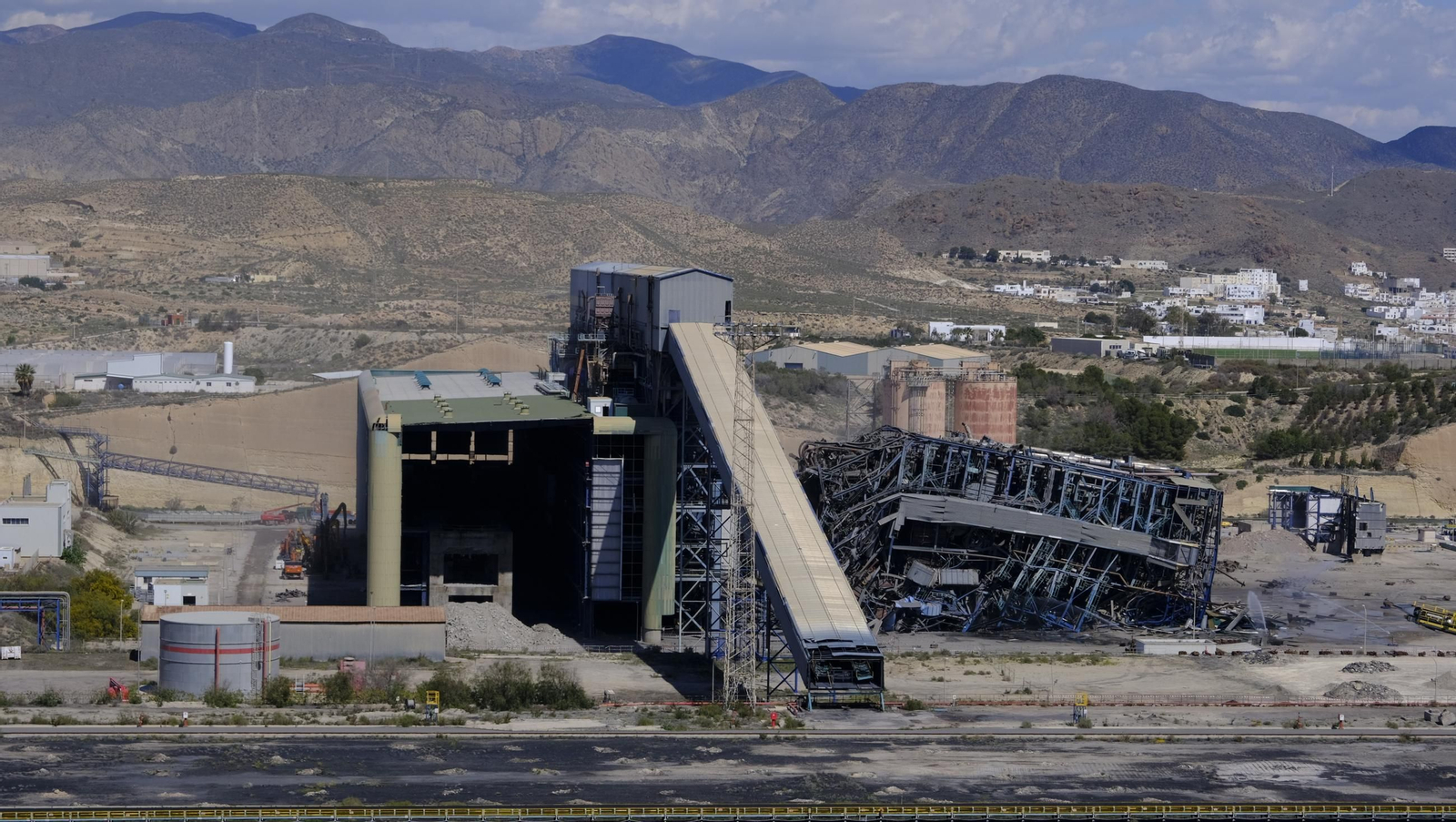 La voladura-demolición de la central térmica de Endesa en Carboneras, en imágenes