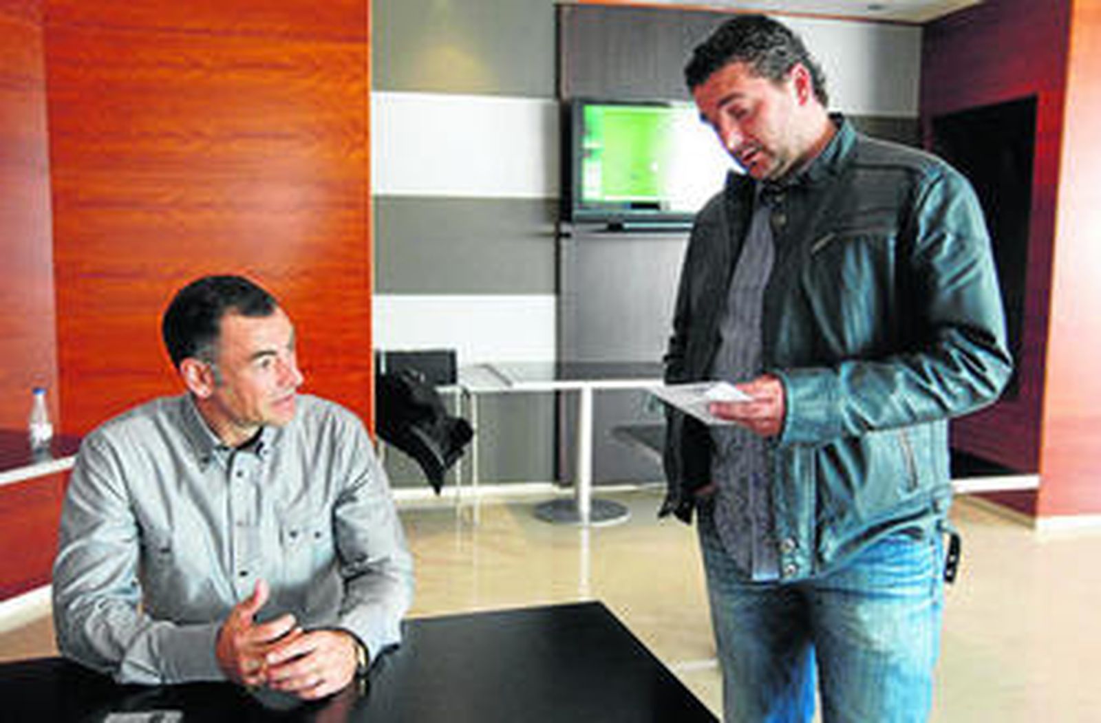 Javi López, junto a Emilio Viqueira ayer en el Hotel AC tras la reunión de los jugadores una vez cobrados los pagarés de la AFE.