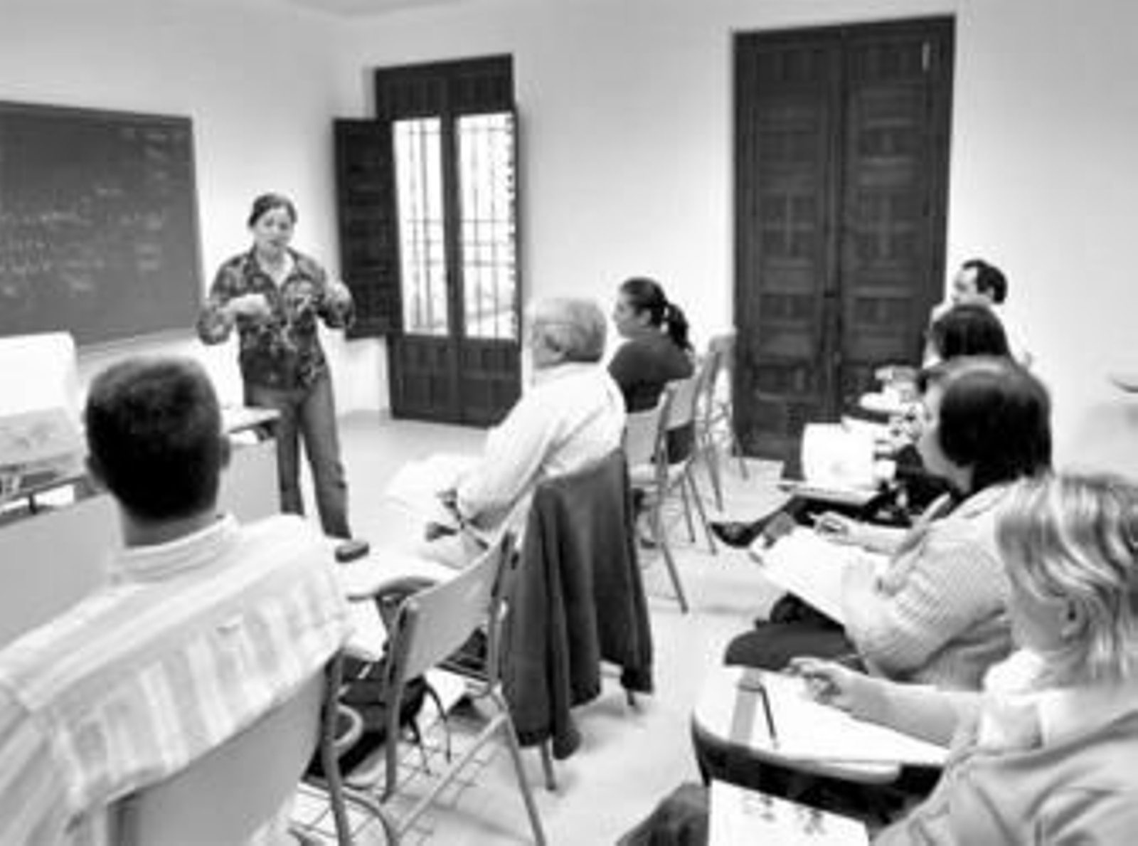 Una profesora de la UNED imparte una clase en una de sus aulas .