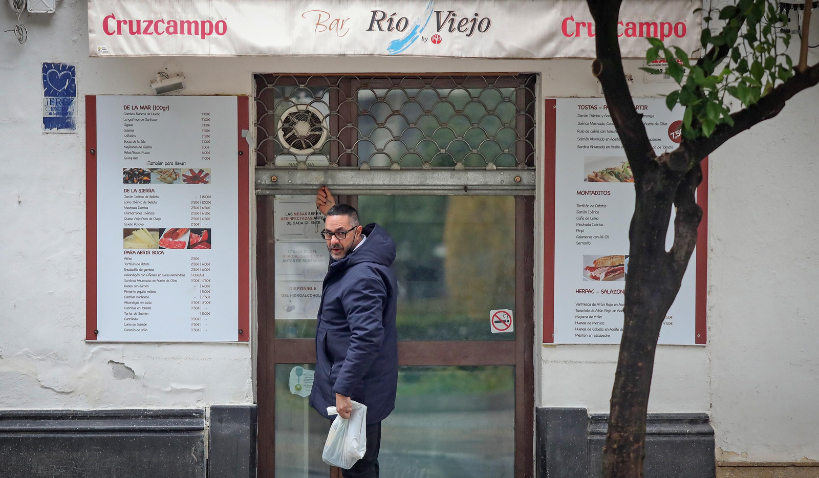 Vuelve la actividad en los  bares de Jerez