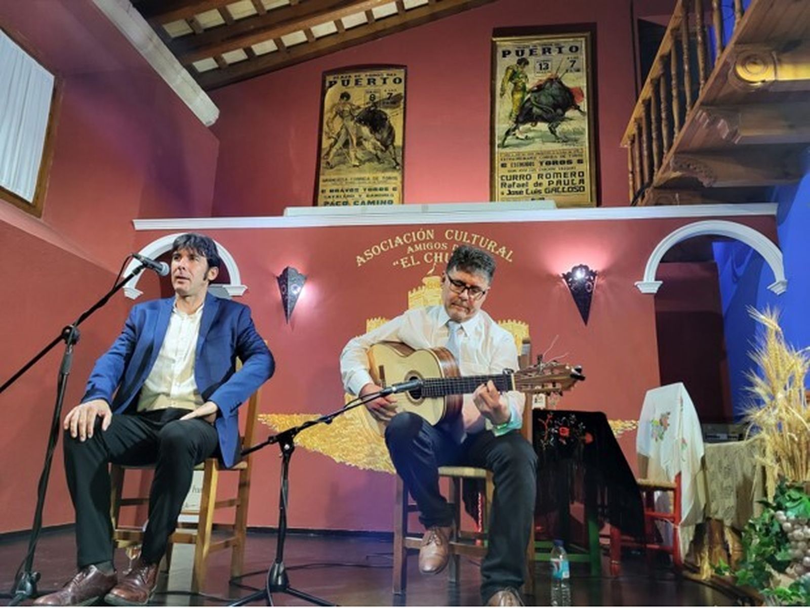 'El Almendro', en la Velada de la peña El Chumi, junto al Niño Manuel.