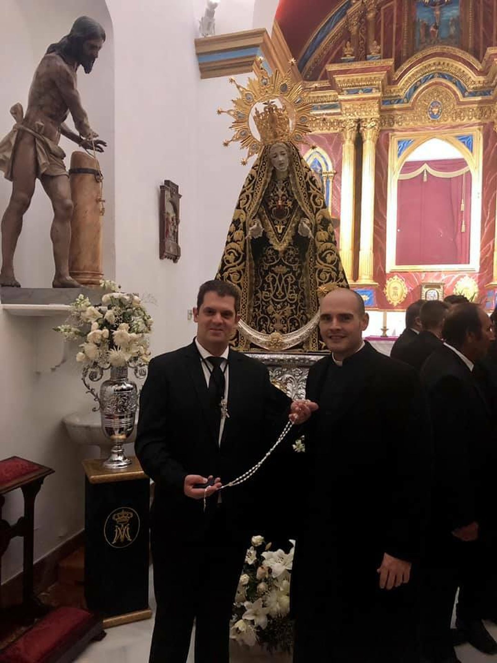 Antonio Martínez, junto al párroco de Vera, Carlos Fortes.