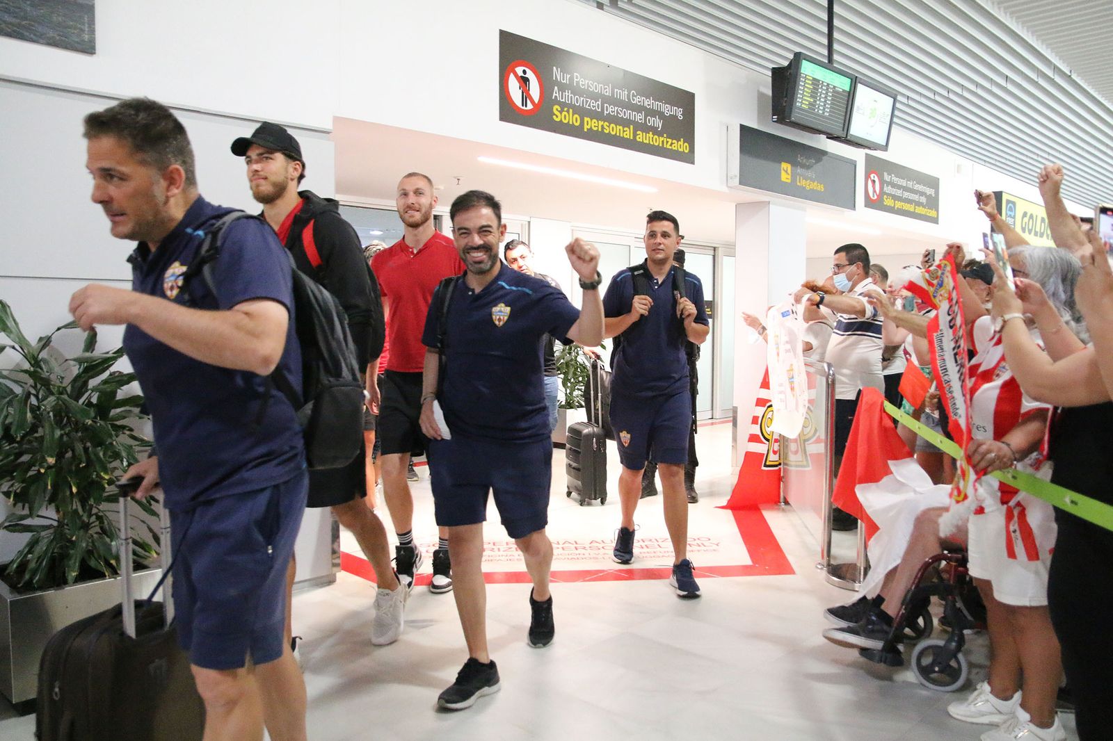 Fotogalería de la llegada de la UDA al aeropuerto de Almería