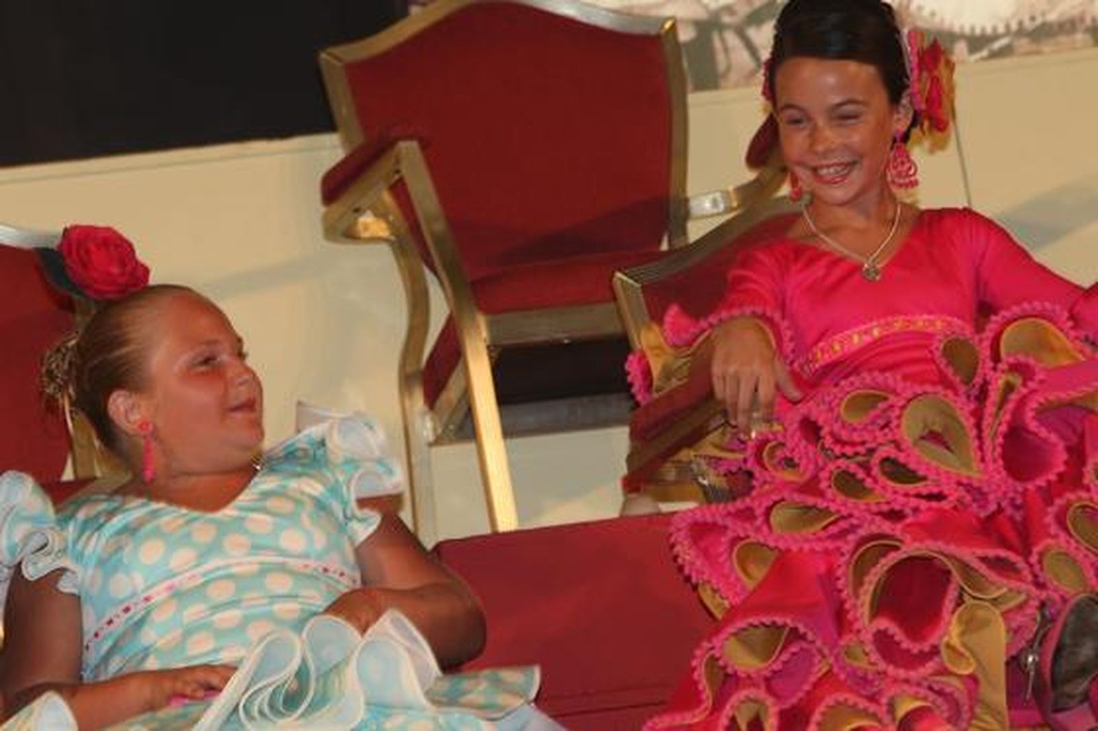 El acto de coronación de las reinas infantil y juvenil precedió al pregón a cargo del escritor Francisco Muñoz 

Foto: Paco Guerrero