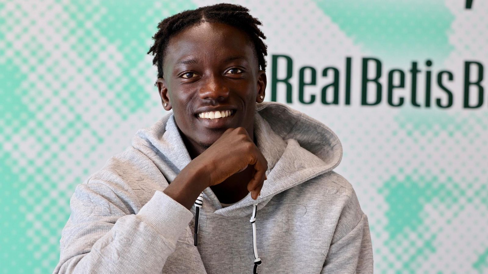 Souleymane Faye posa en la ciudad deportiva Rafael Gordillo