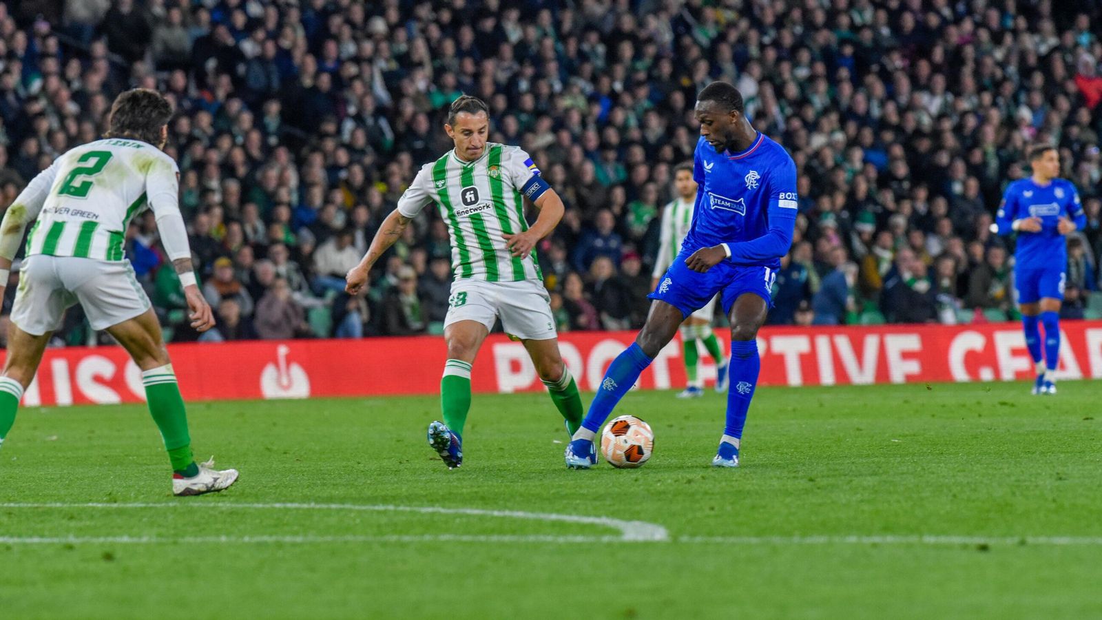 Sima recorta ante Guardado.