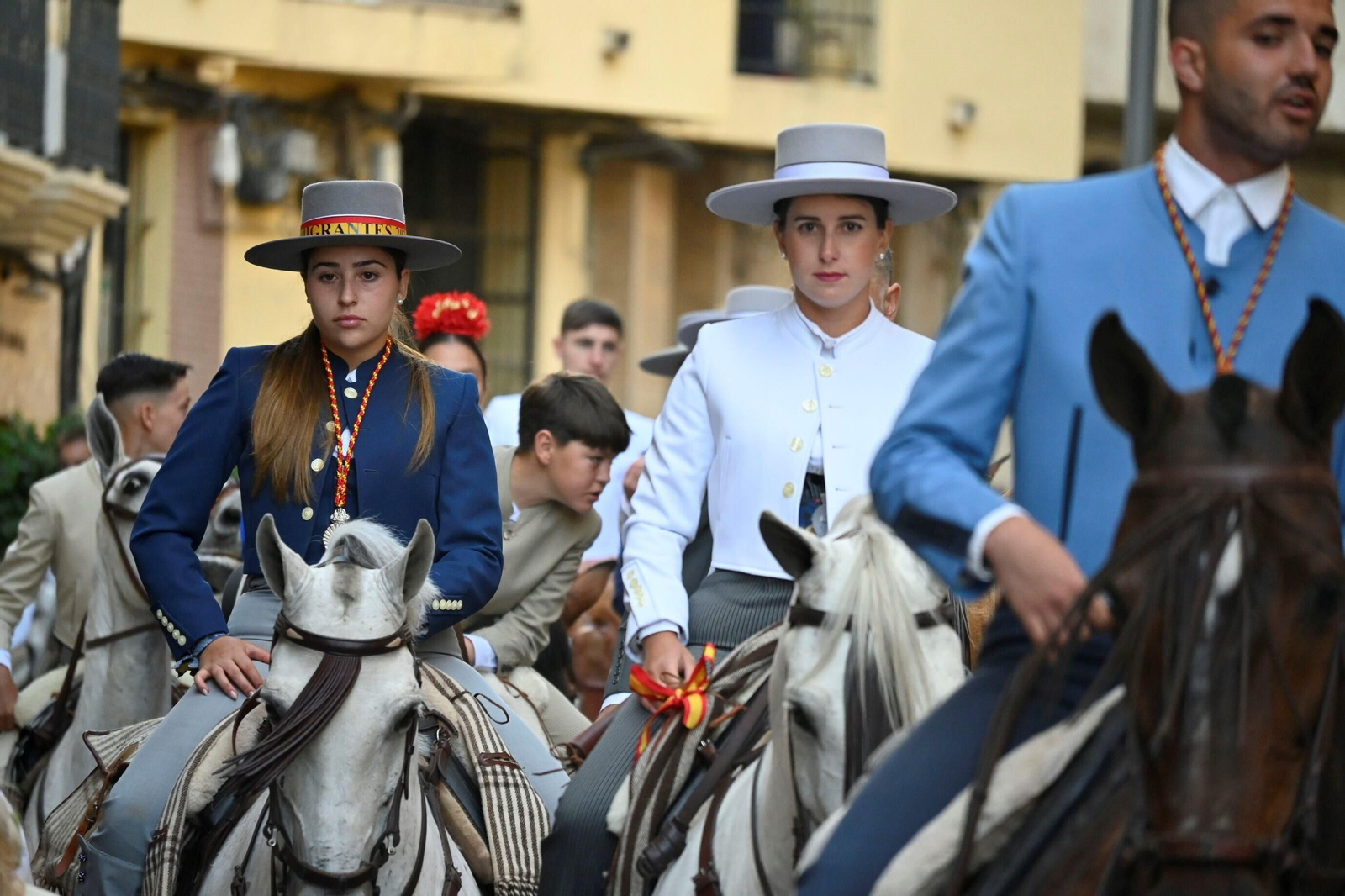 Imágenes de los peregrinos de la Hermandad de Emigrantes en su salida por las calles de Huelva