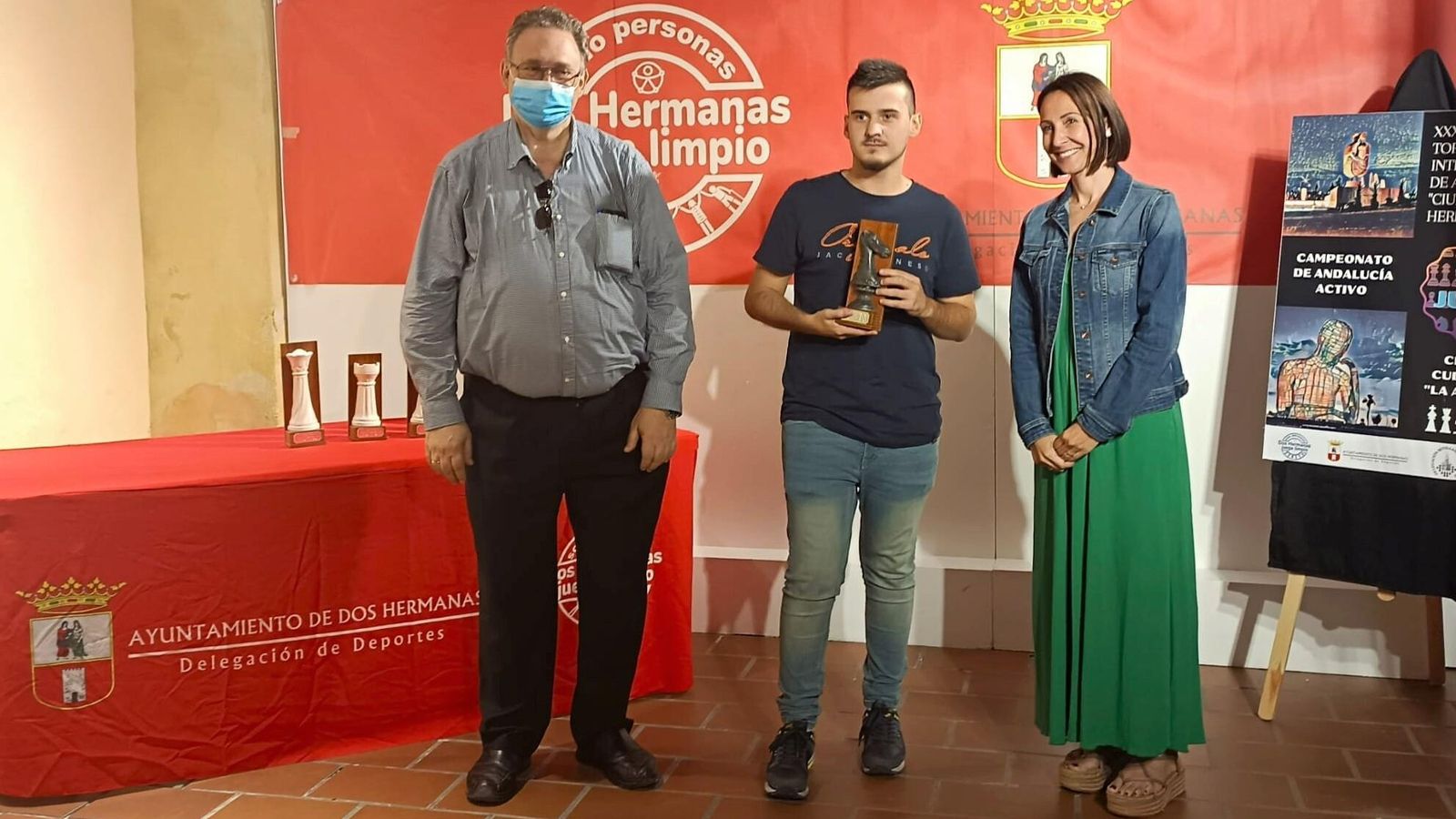 Javier Bernabé recibiendo su premio como vencedor del Campeonato de Andalucía rápido 2022.