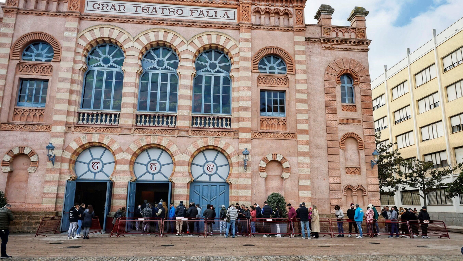 Colas para comprar entradas de la fase preliminar del COAC en el Gran Teatro  Falla.