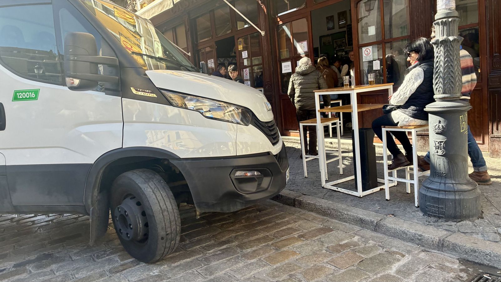 Un conductor maniobra a la altura del Vizcaíno para enfilar la calle Feria.
