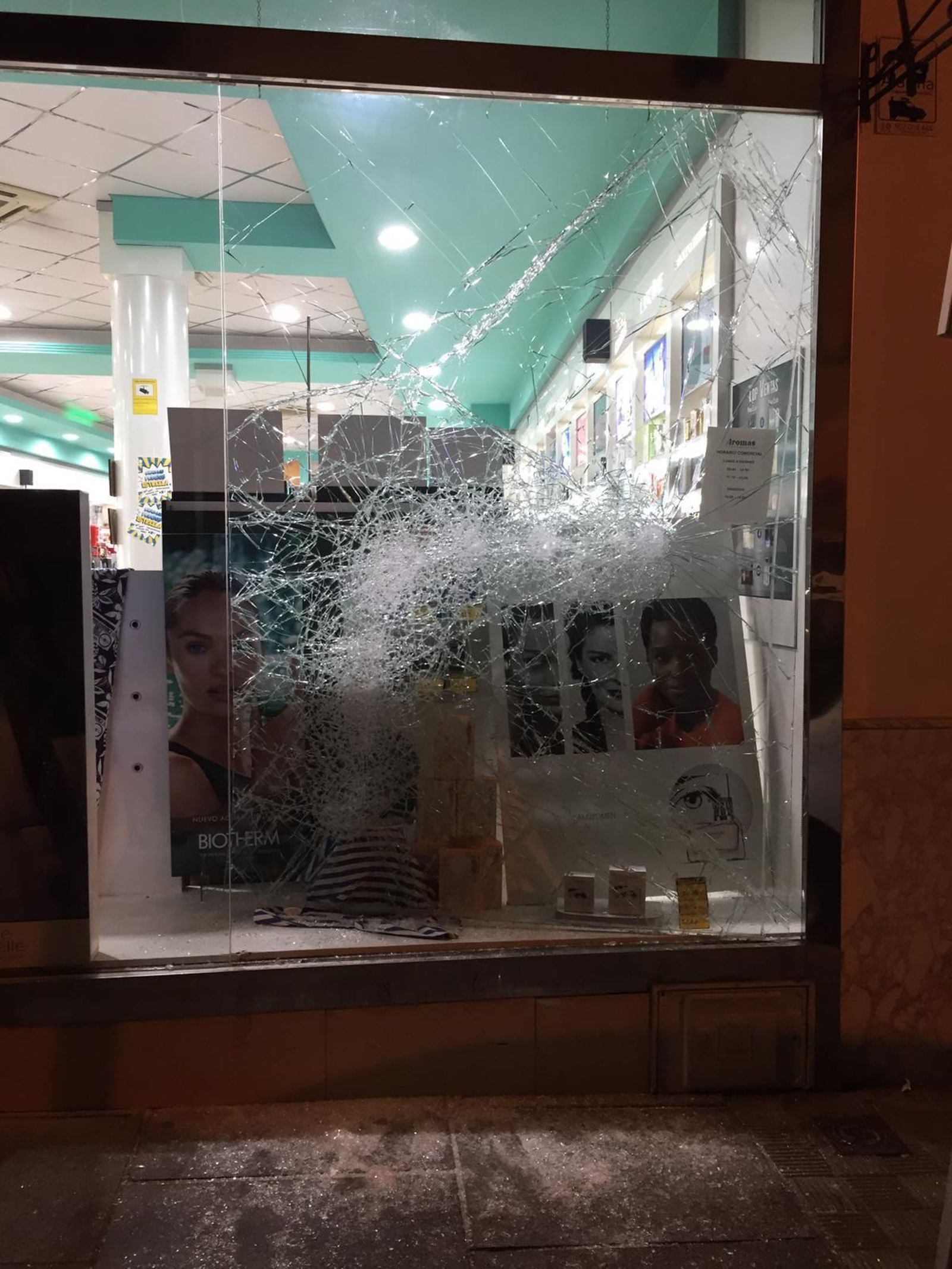 Imágenes de los robos en las perfumerías Aromas