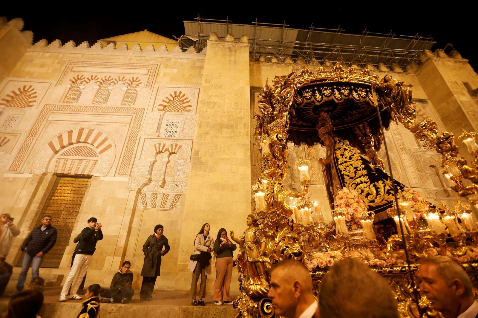 Ánimas celebra el 50 aniversario de la Virgen de las Tristezas por las calles de Córdoba